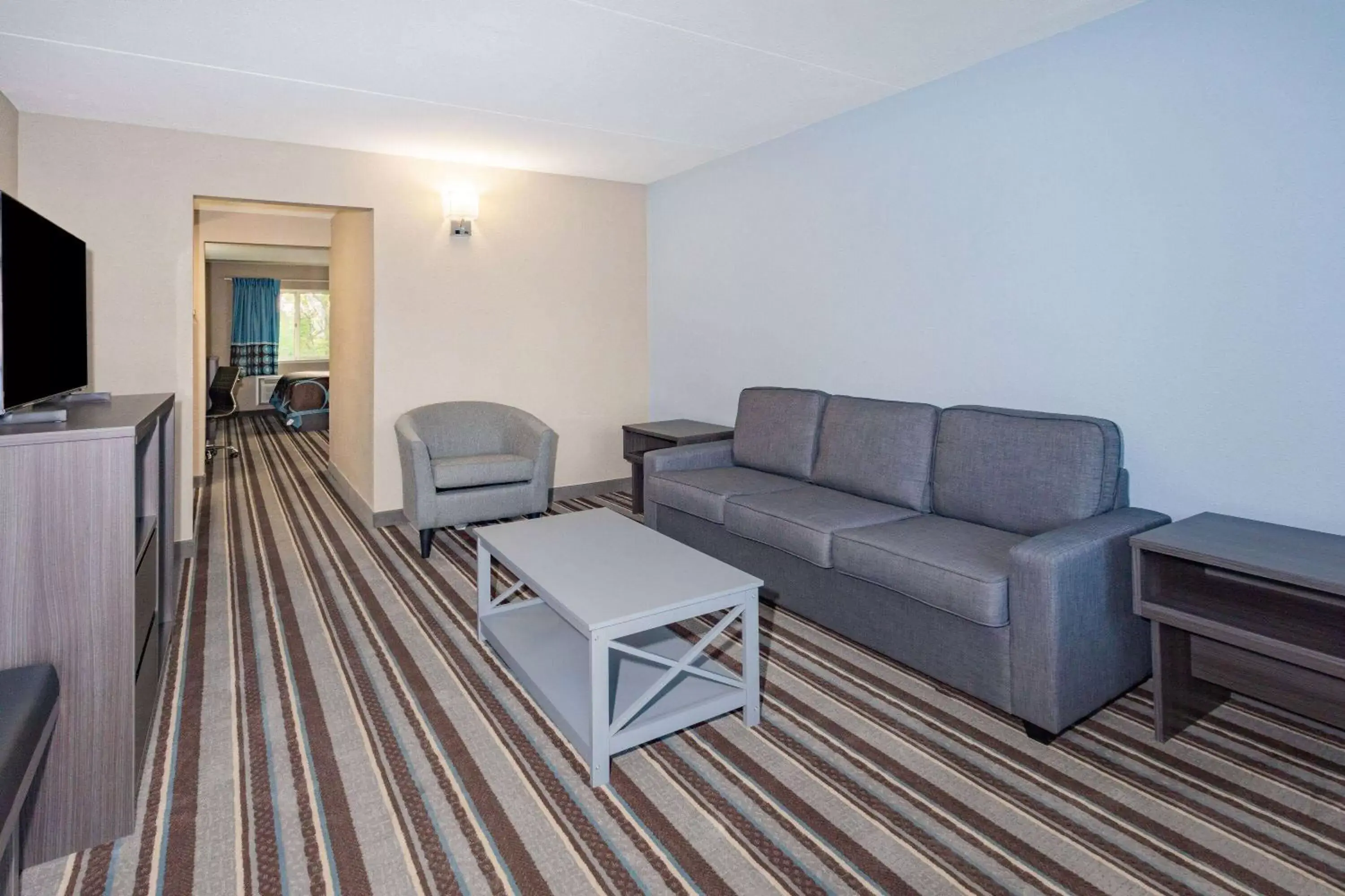 Bed, Seating Area in Super 8 by Wyndham Marysville/Port Huron Area