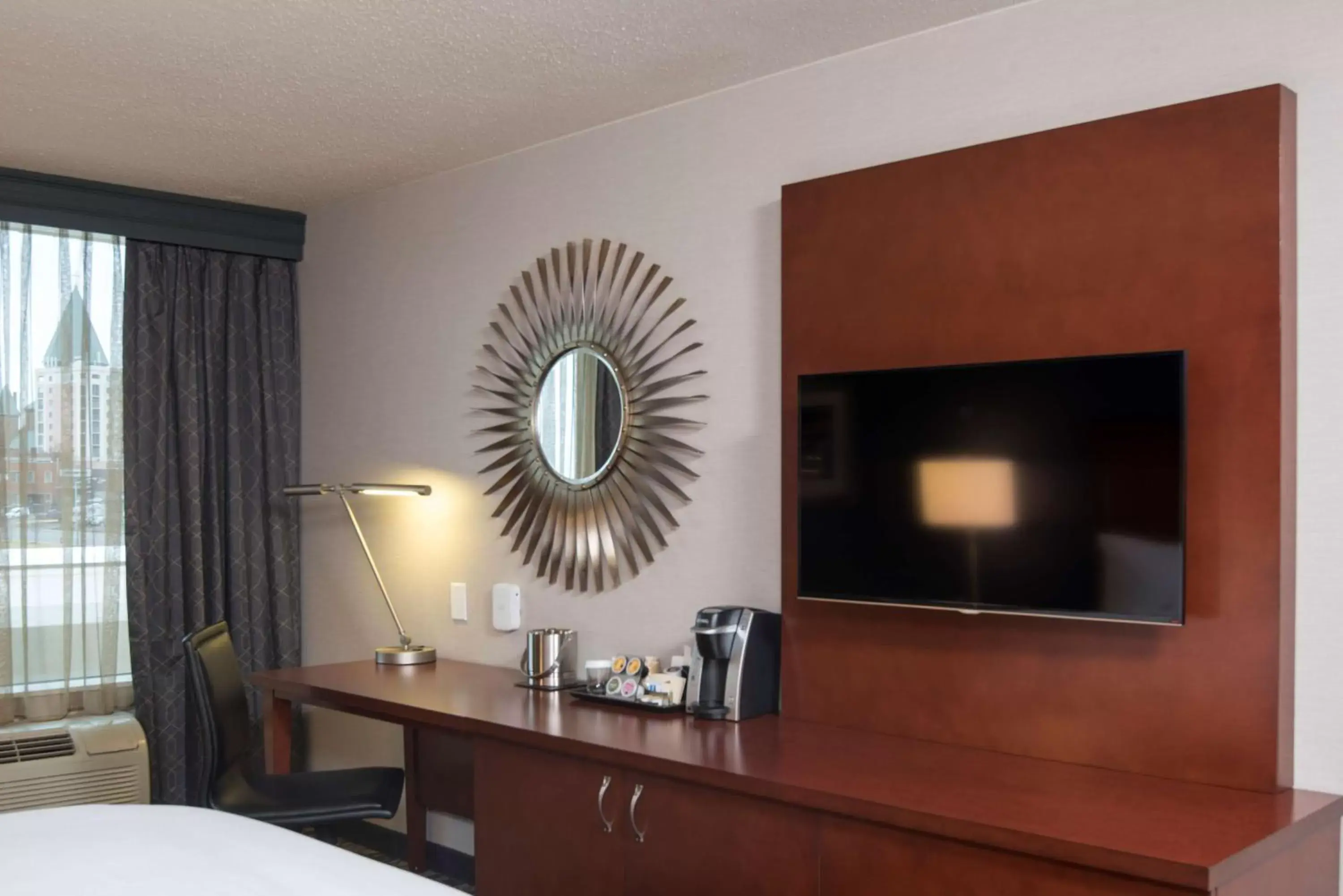 Bedroom, TV/Entertainment Center in DoubleTree by Hilton Schenectady