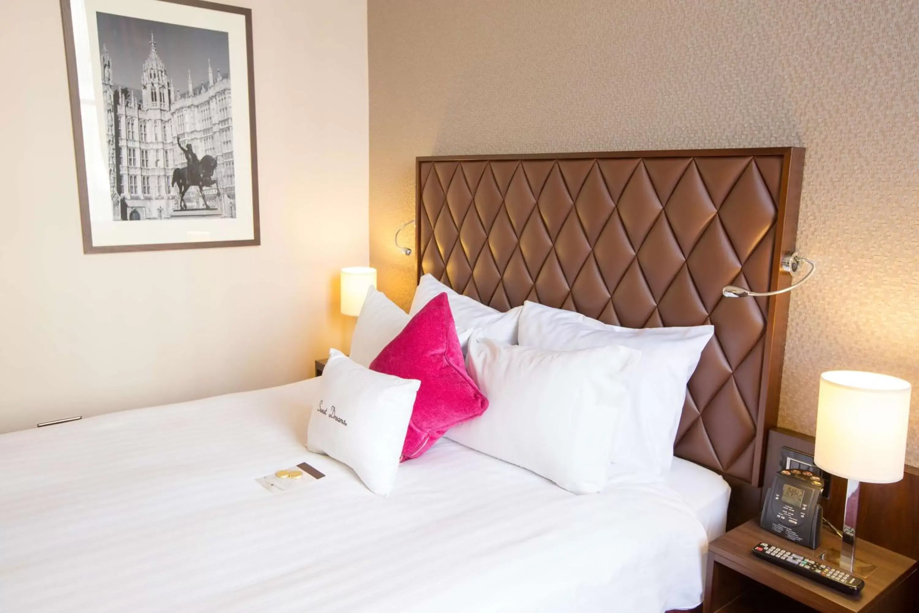 Bed in DoubleTree by Hilton Hotel London - Marble Arch