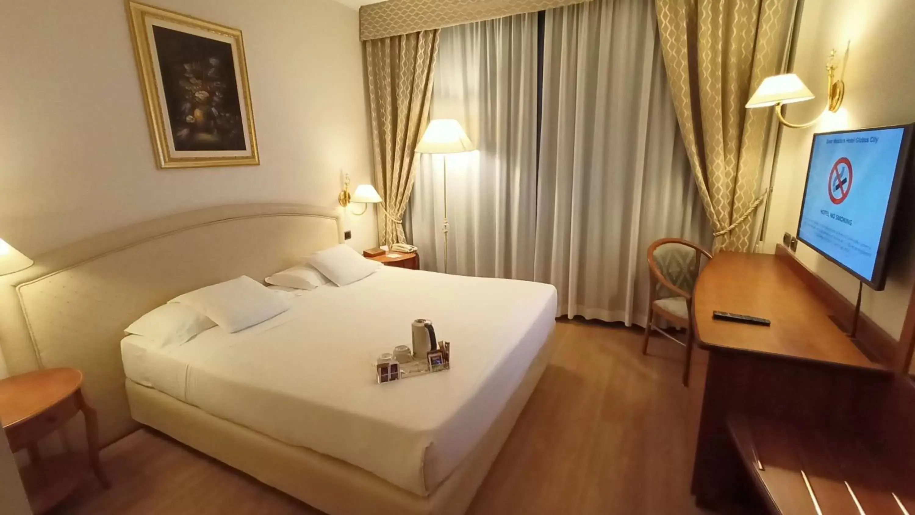 Shower, Bed in Best Western Hotel Globus City