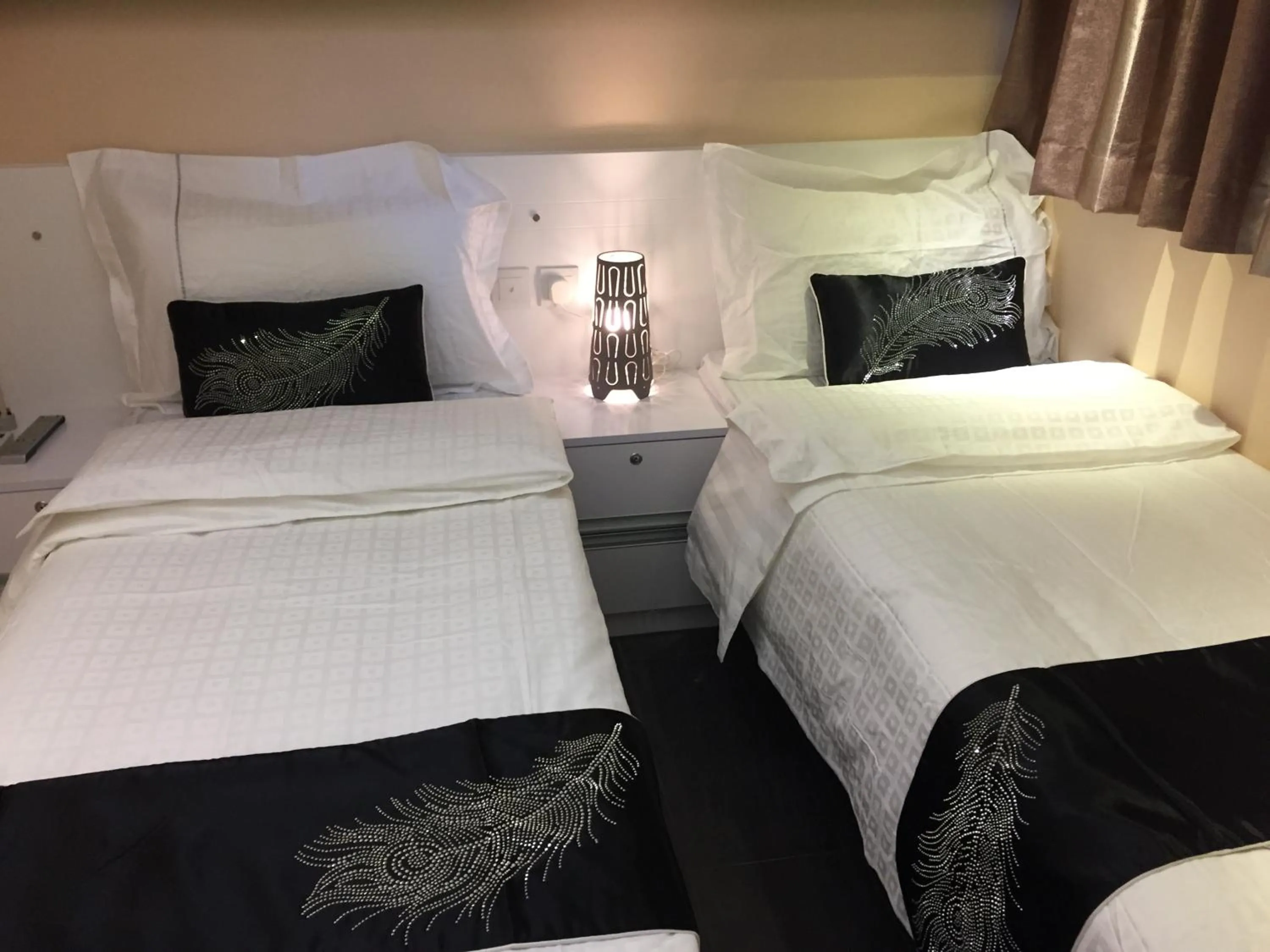 Bed in Seasons Hotel - Causeway Bay