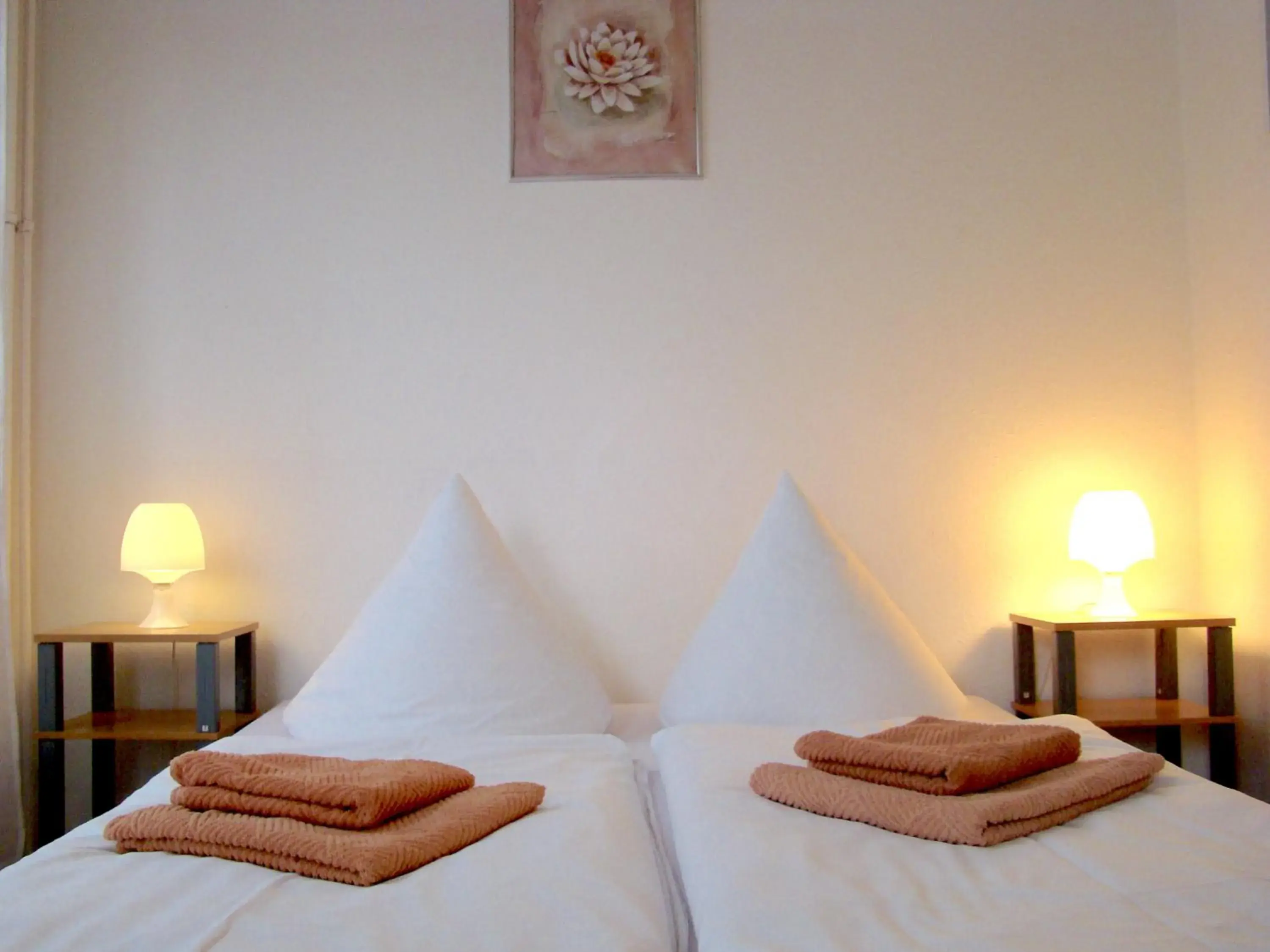 Bedroom, Bed in BNB near Brandenburg Gate - Rooms & Apartments