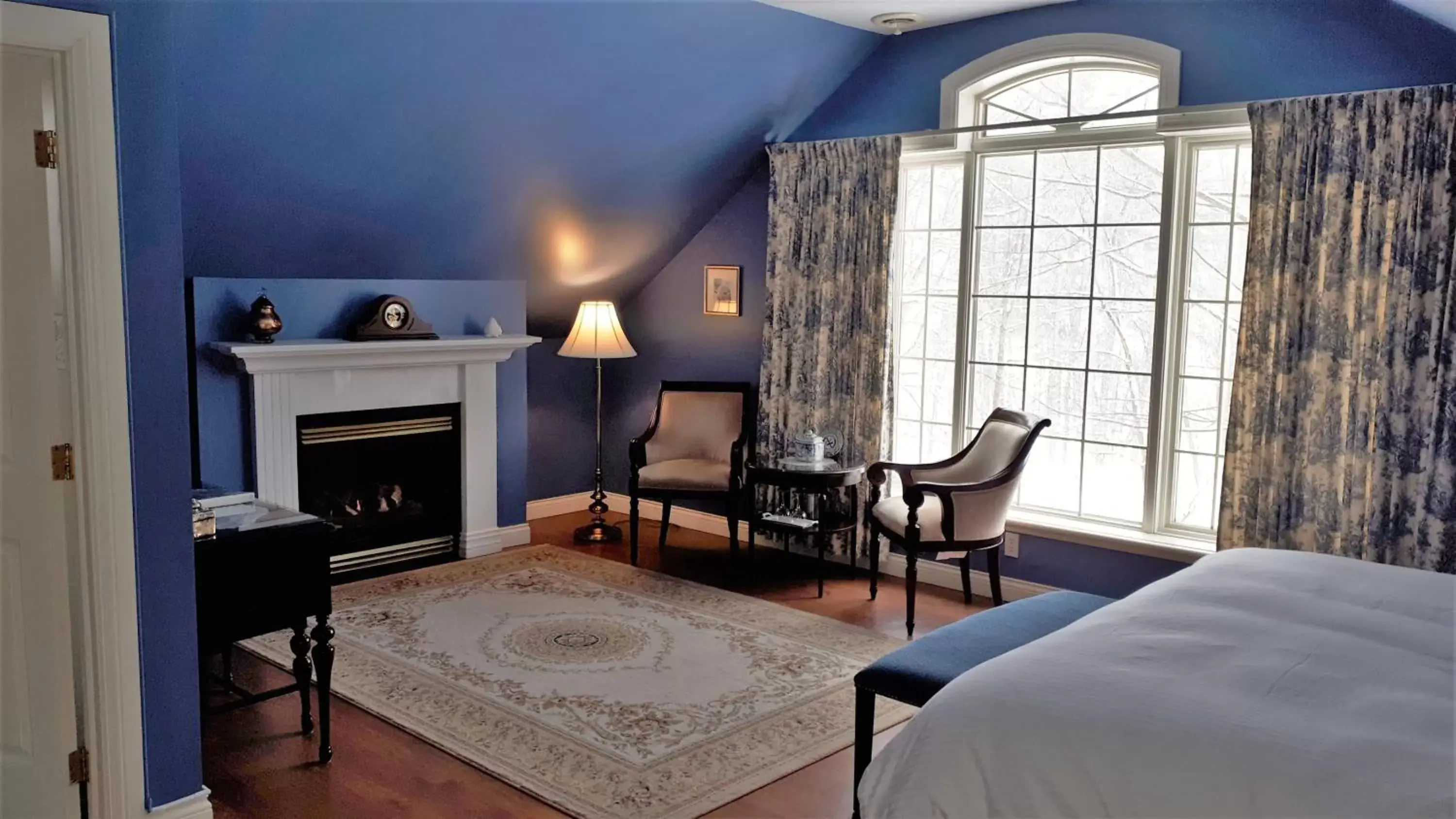 Bedroom, Seating Area in Manoir Sweetsburg