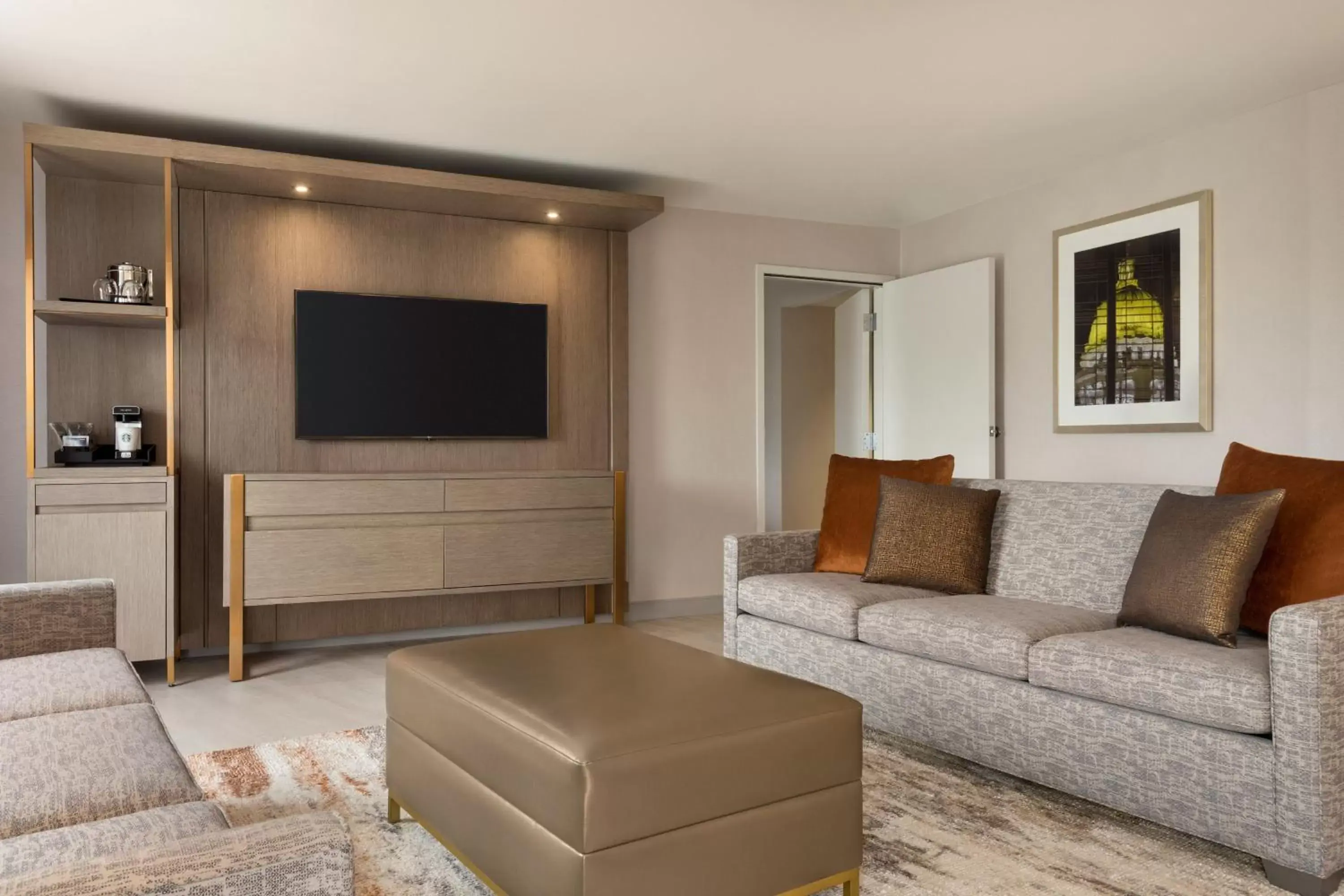 Living room, Seating Area in Sheraton Madison Hotel