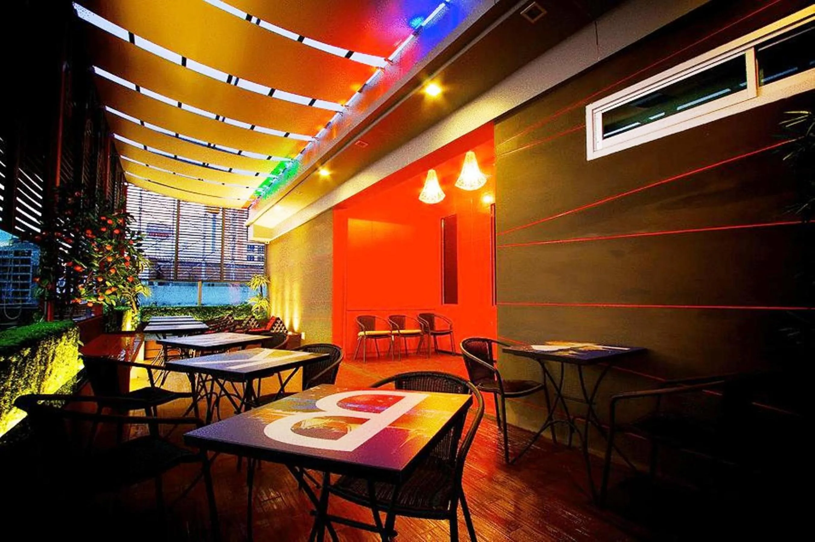 Restaurant/places to eat in Ds67 Suites