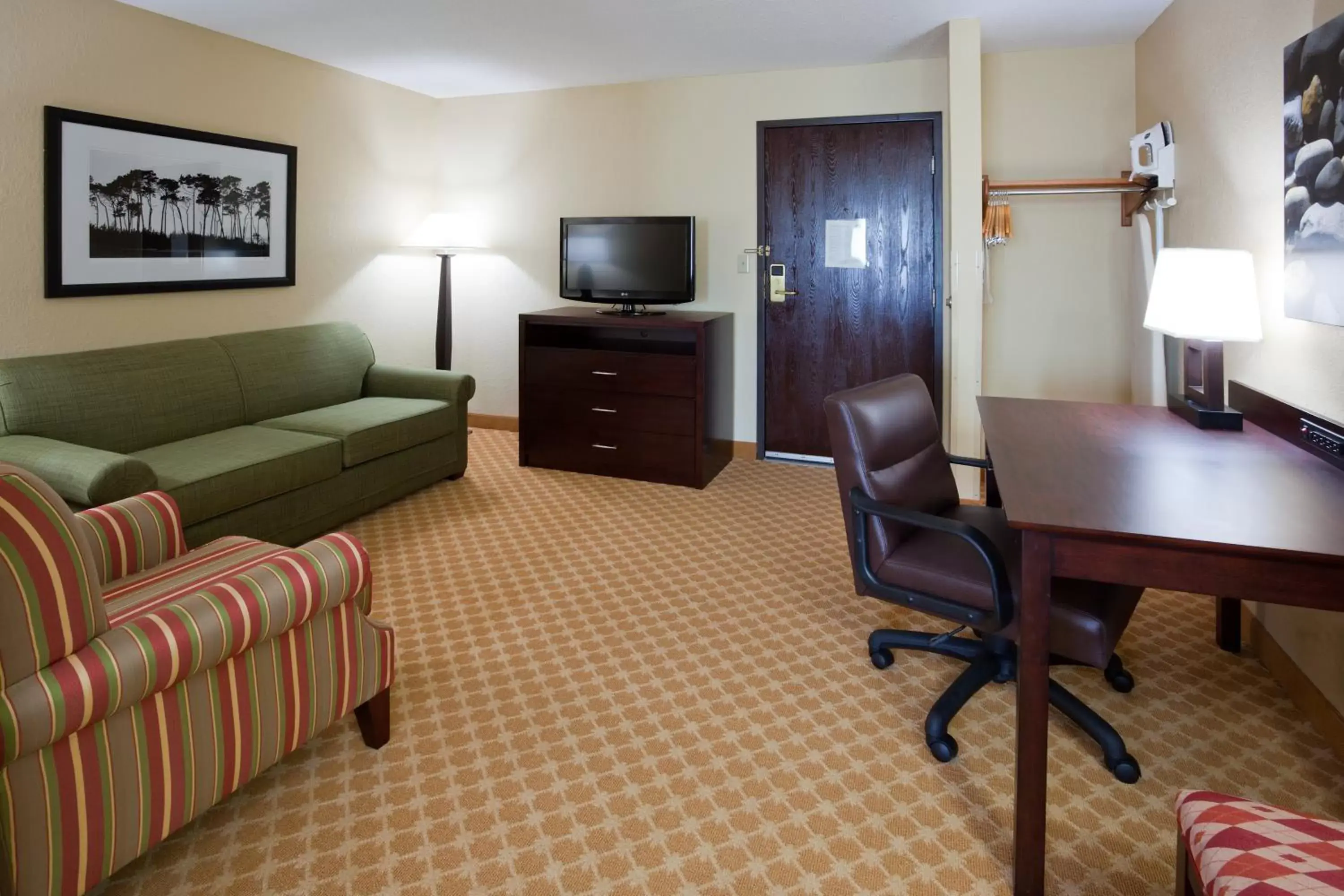 Living room, Seating Area in Country Inn & Suites by Radisson, Coon Rapids, MN