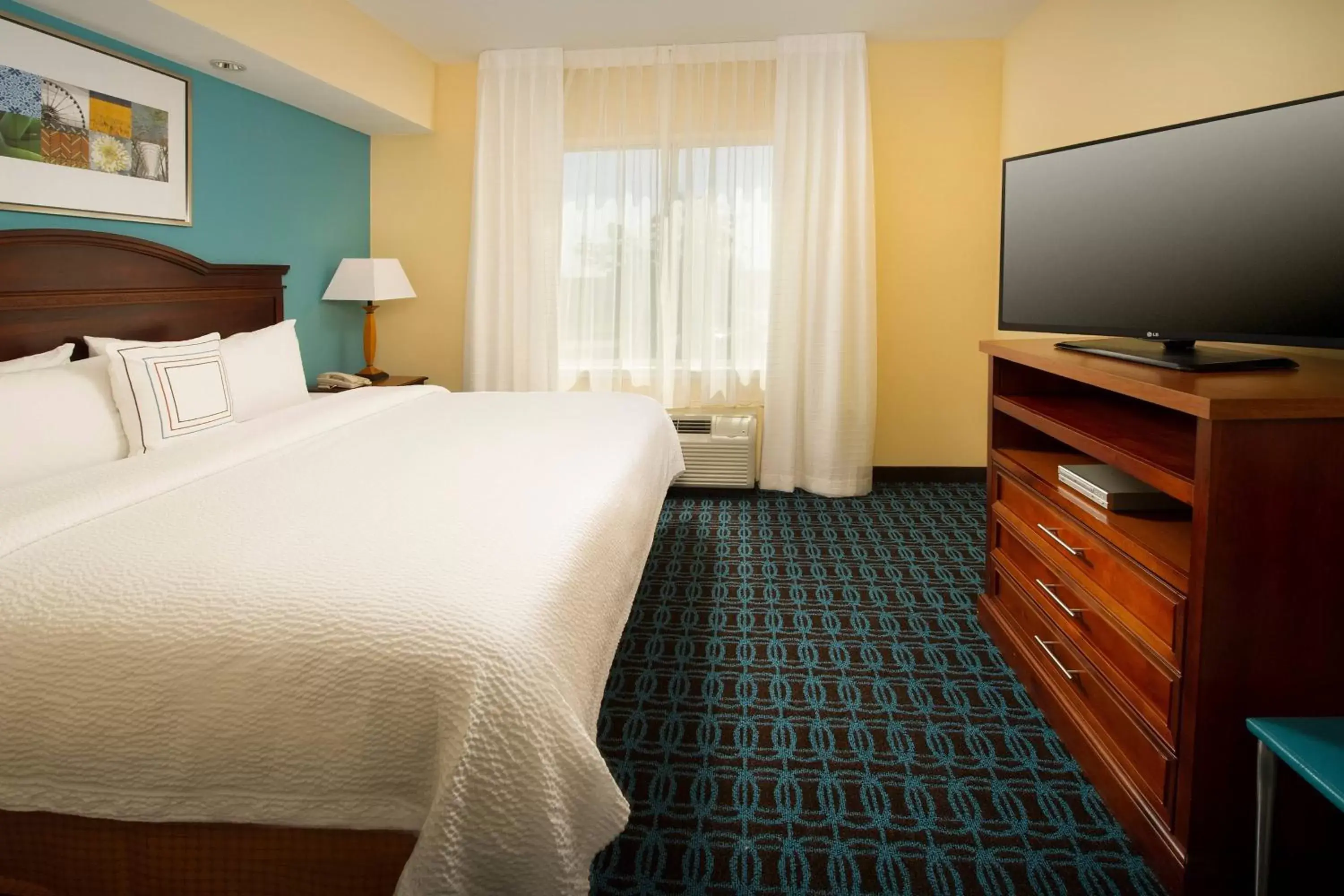 Photo of the whole room, Bed in Fairfield Inn & Suites by Marriott Marshall