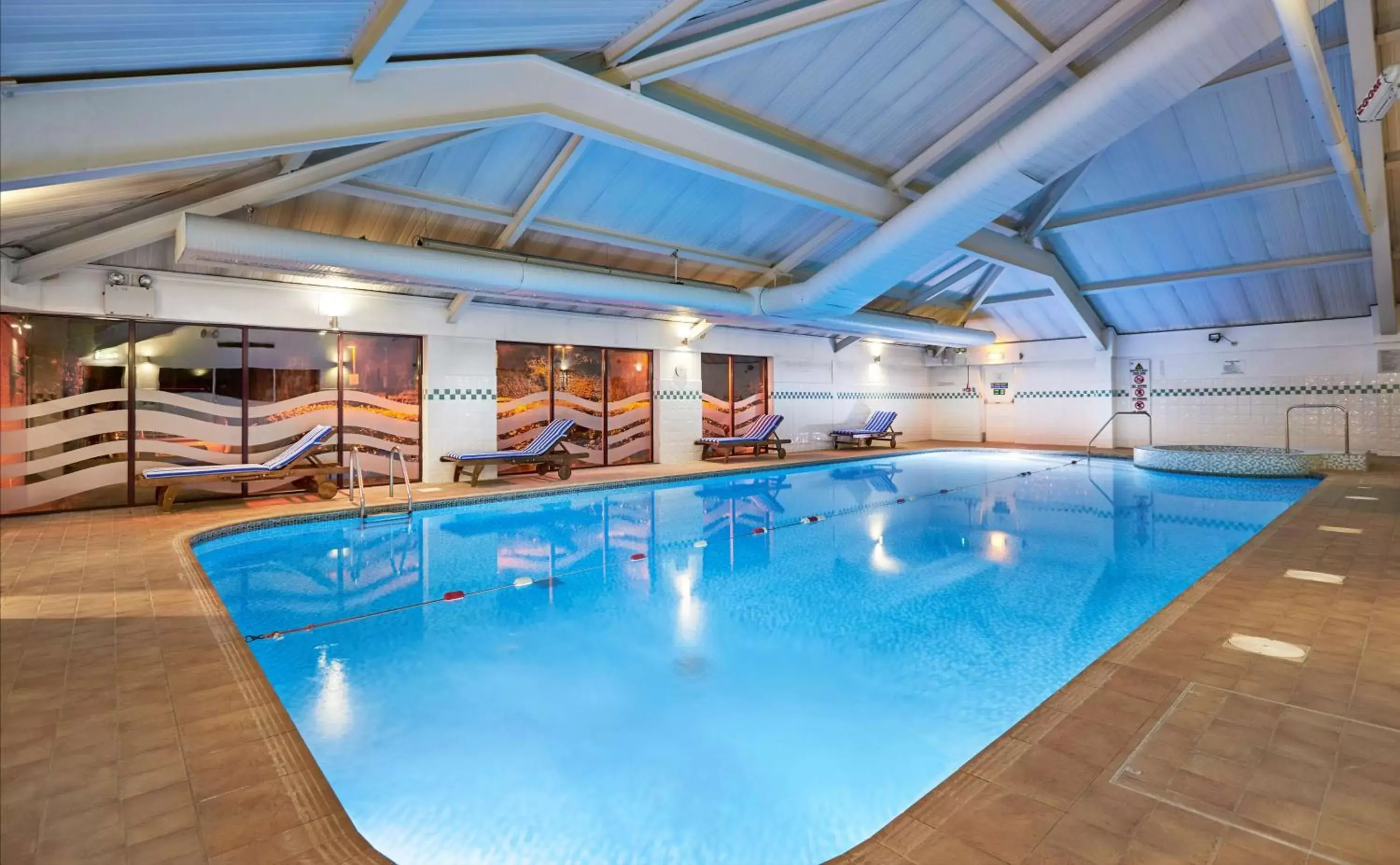 Swimming Pool in DoubleTree by Hilton Bristol North