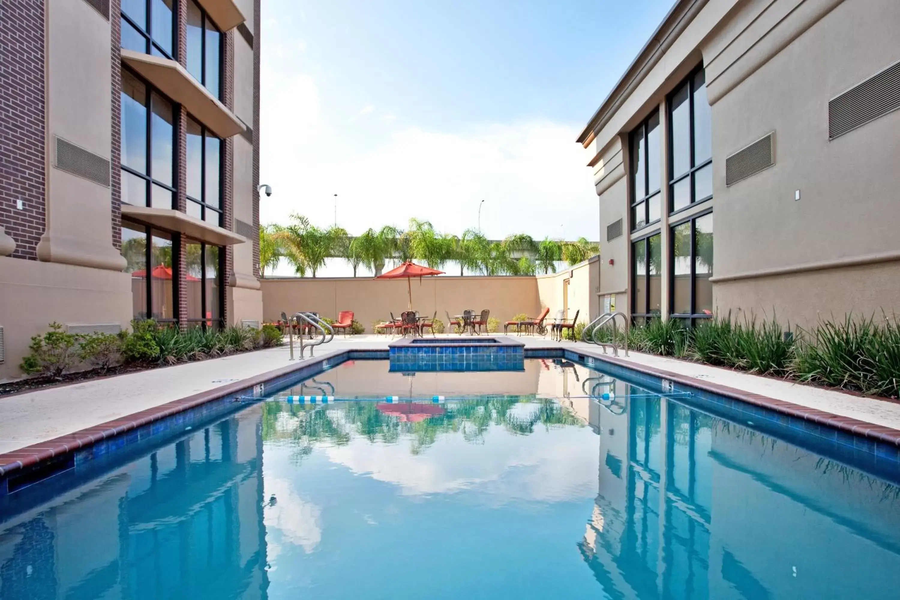 Swimming Pool in Clarion Hotel New Orleans - Airport & Conference Center