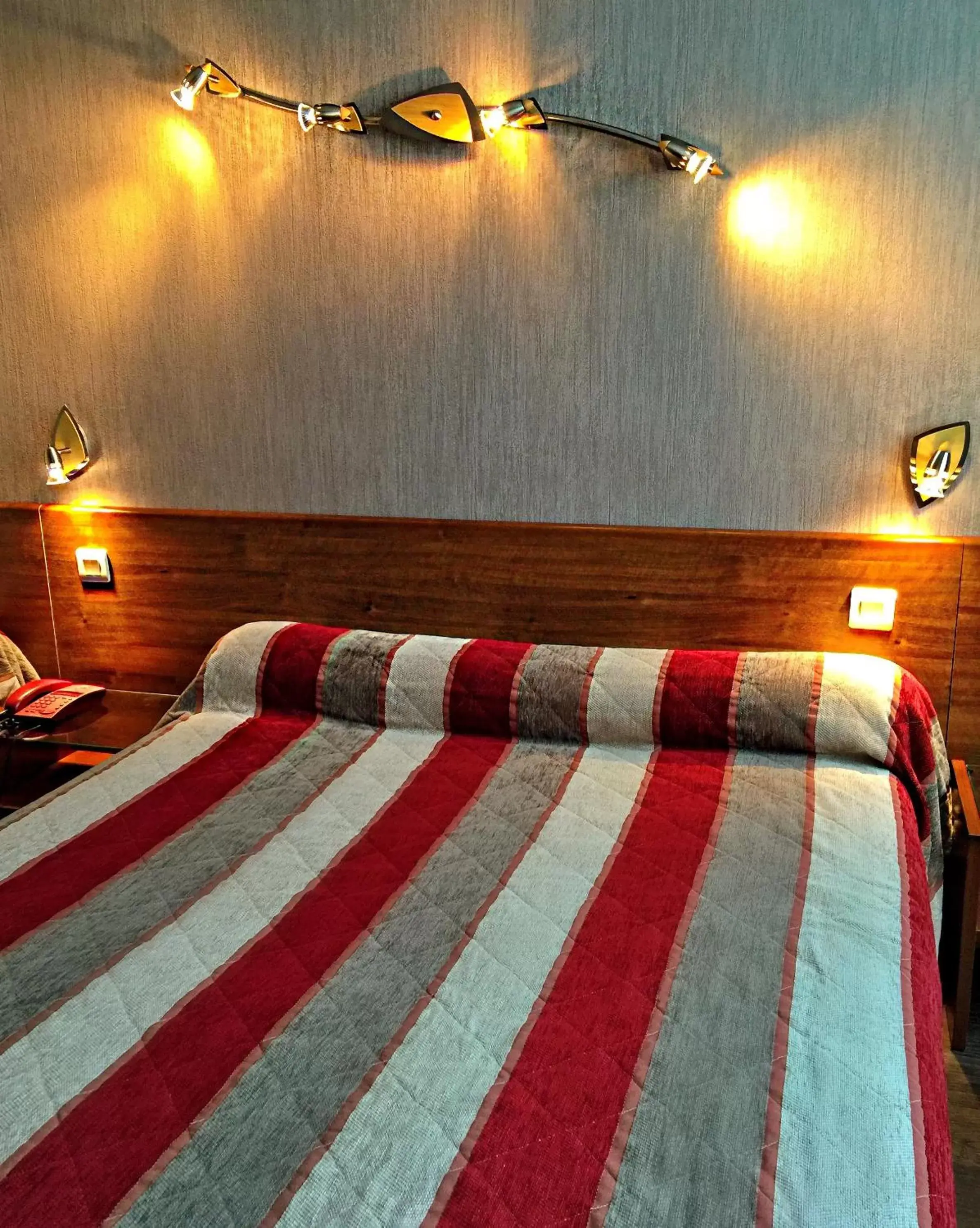 Bed in Hotel Saint-Aignan
