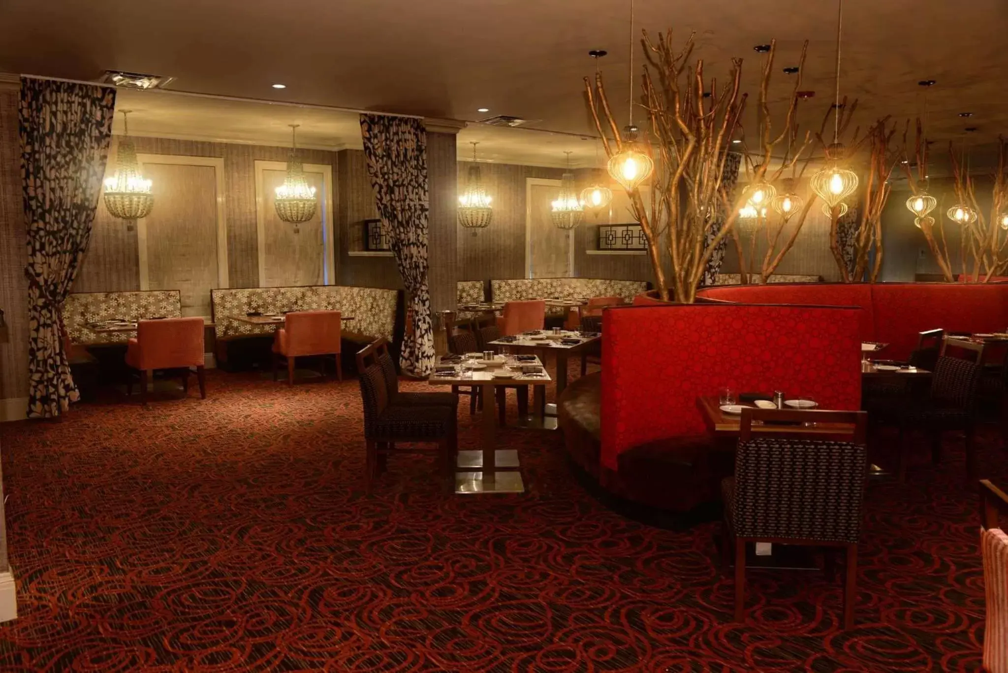 Restaurant/Places to Eat in White House Hotel