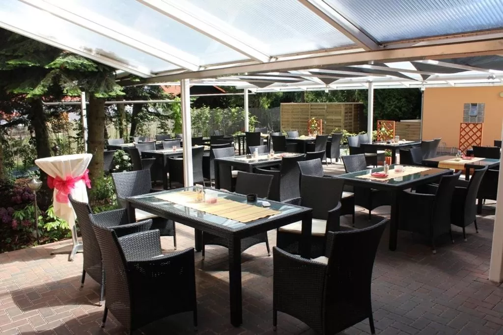 Facade/entrance, Restaurant/Places to Eat in Hotel Landgasthof Zur Alten Scheune