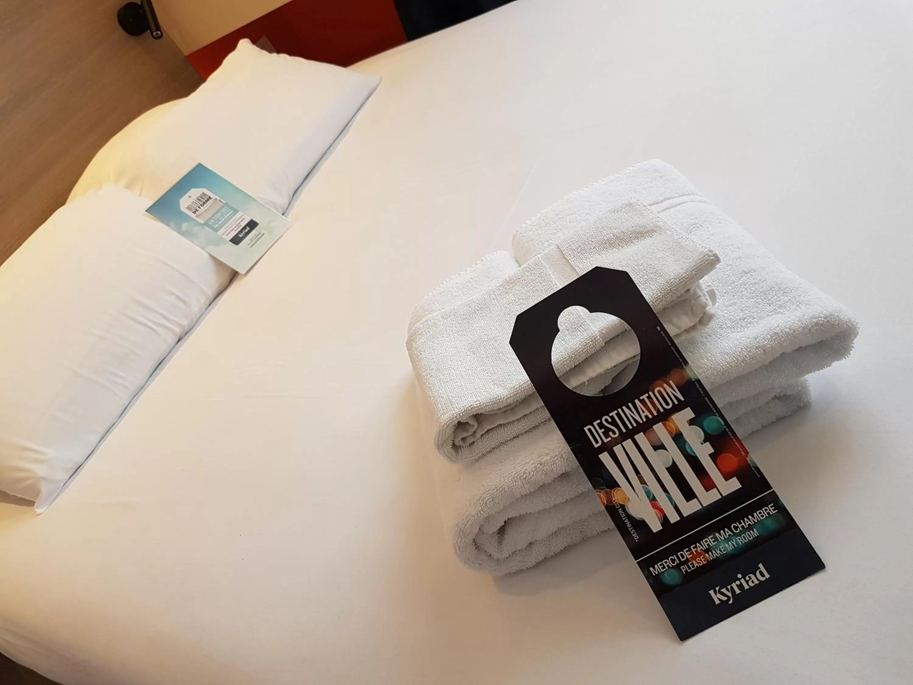 Bed in Kyriad Hôtel La Fleche
