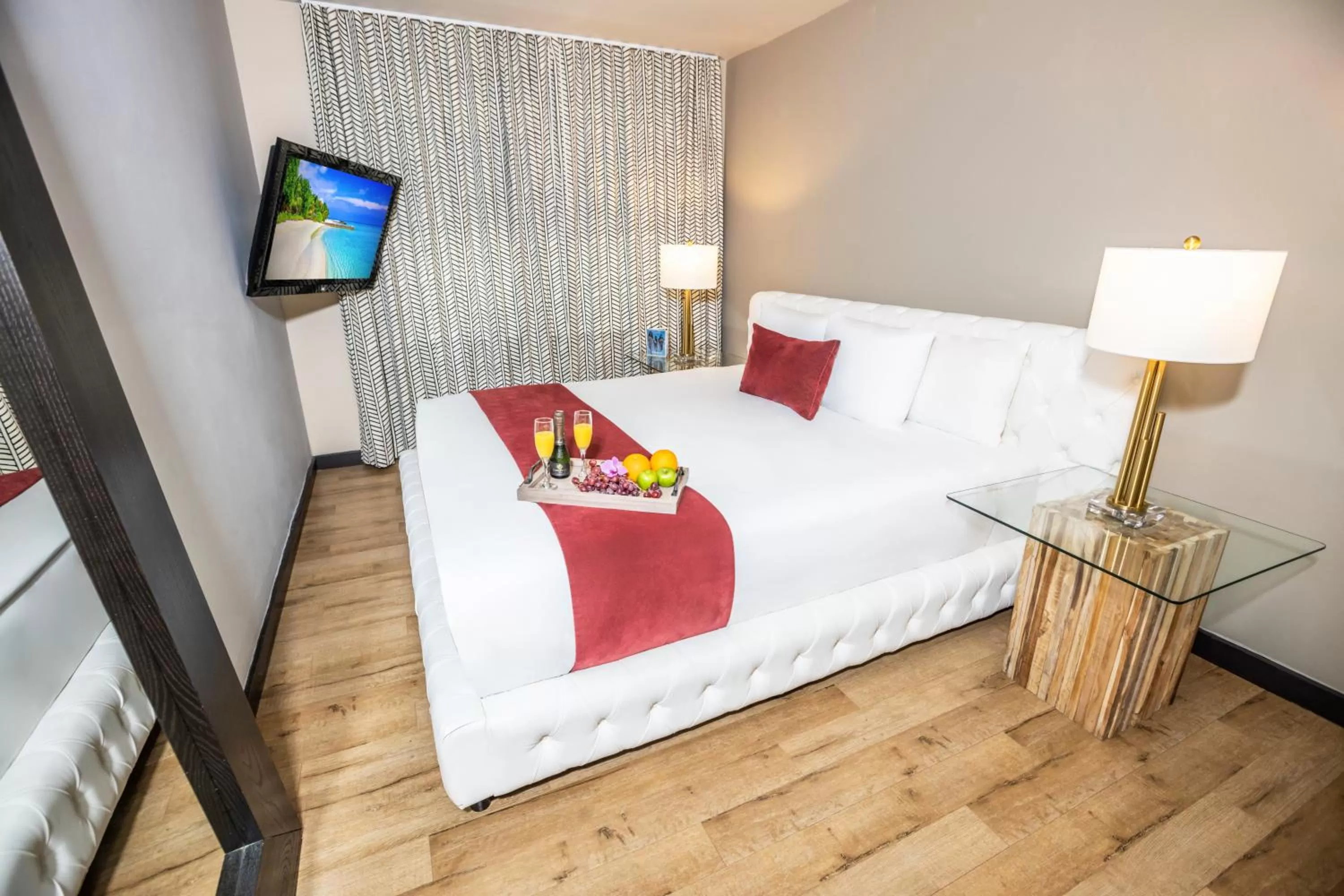 Bedroom, Bed in Metropole Suites South Beach
