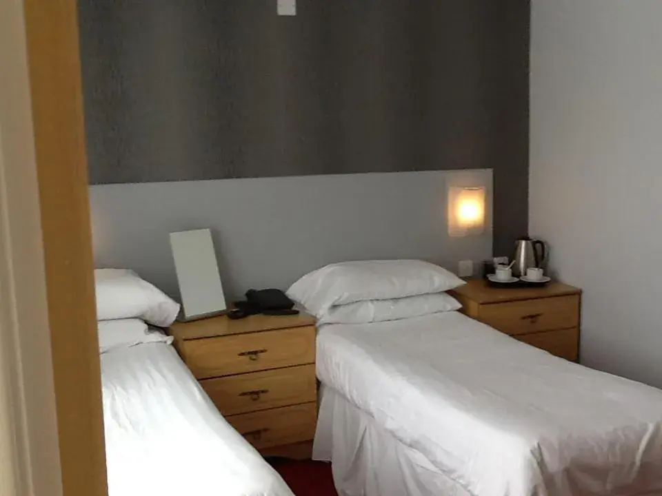Bed in Harrow Lodge Hotel