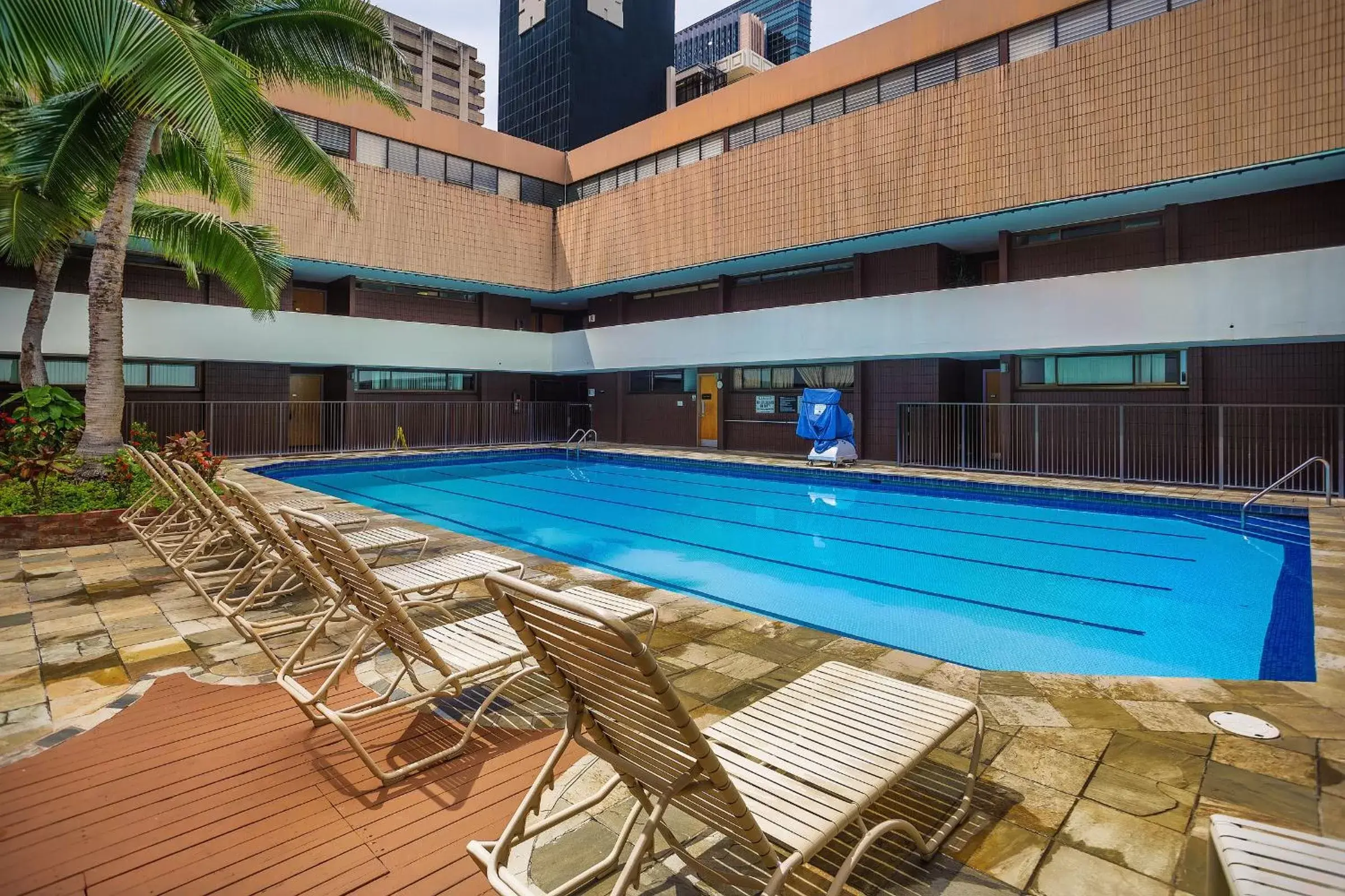 Swimming Pool in Aston at the Executive Centre Hotel