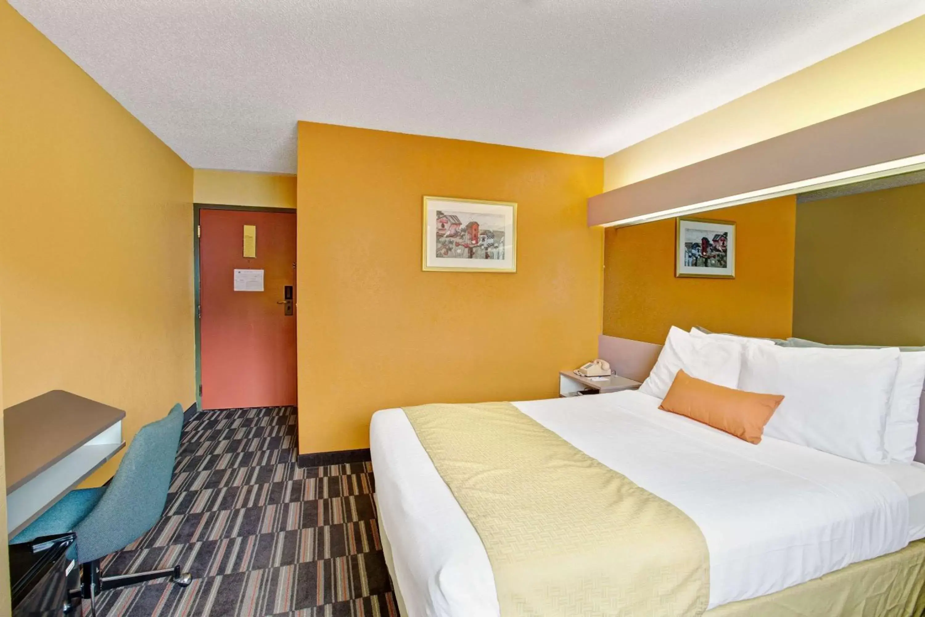 Photo of the whole room, Bed in Microtel Inn & Suites by Wyndham Gatlinburg