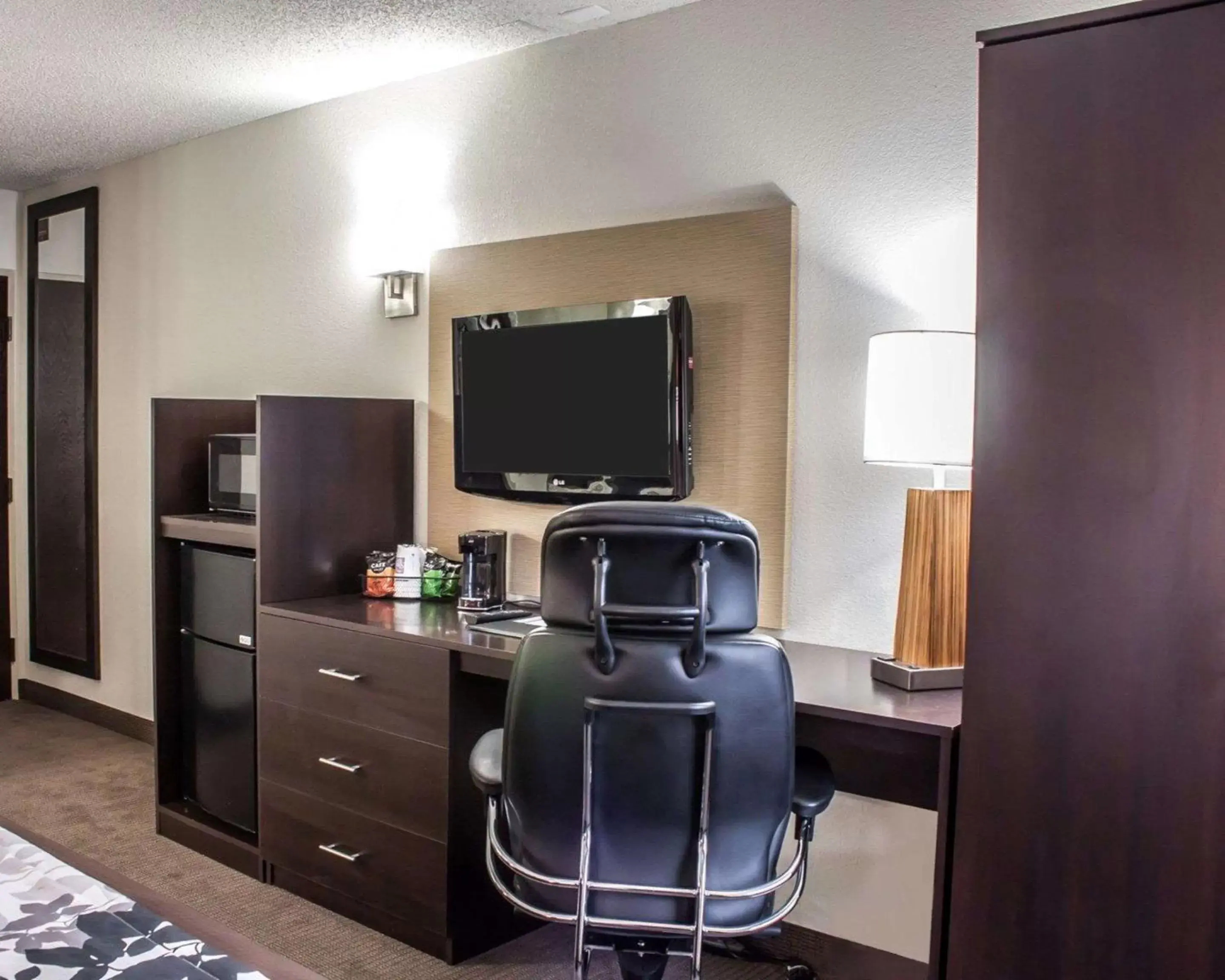 Photo of the whole room, TV/Entertainment Center in Sleep Inn Arlington Near Six Flags