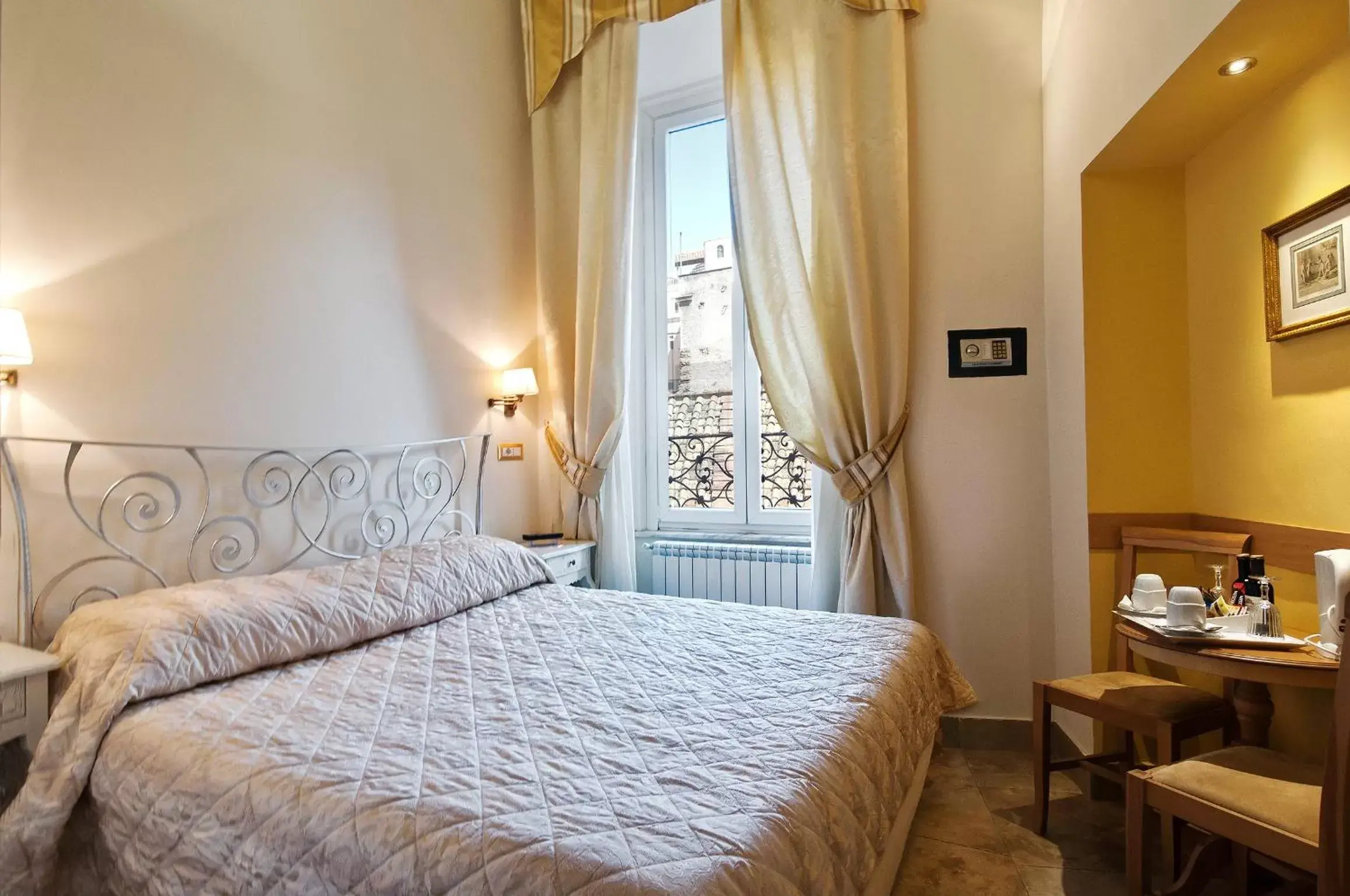 Bed in Hotel Le Clarisse al Pantheon