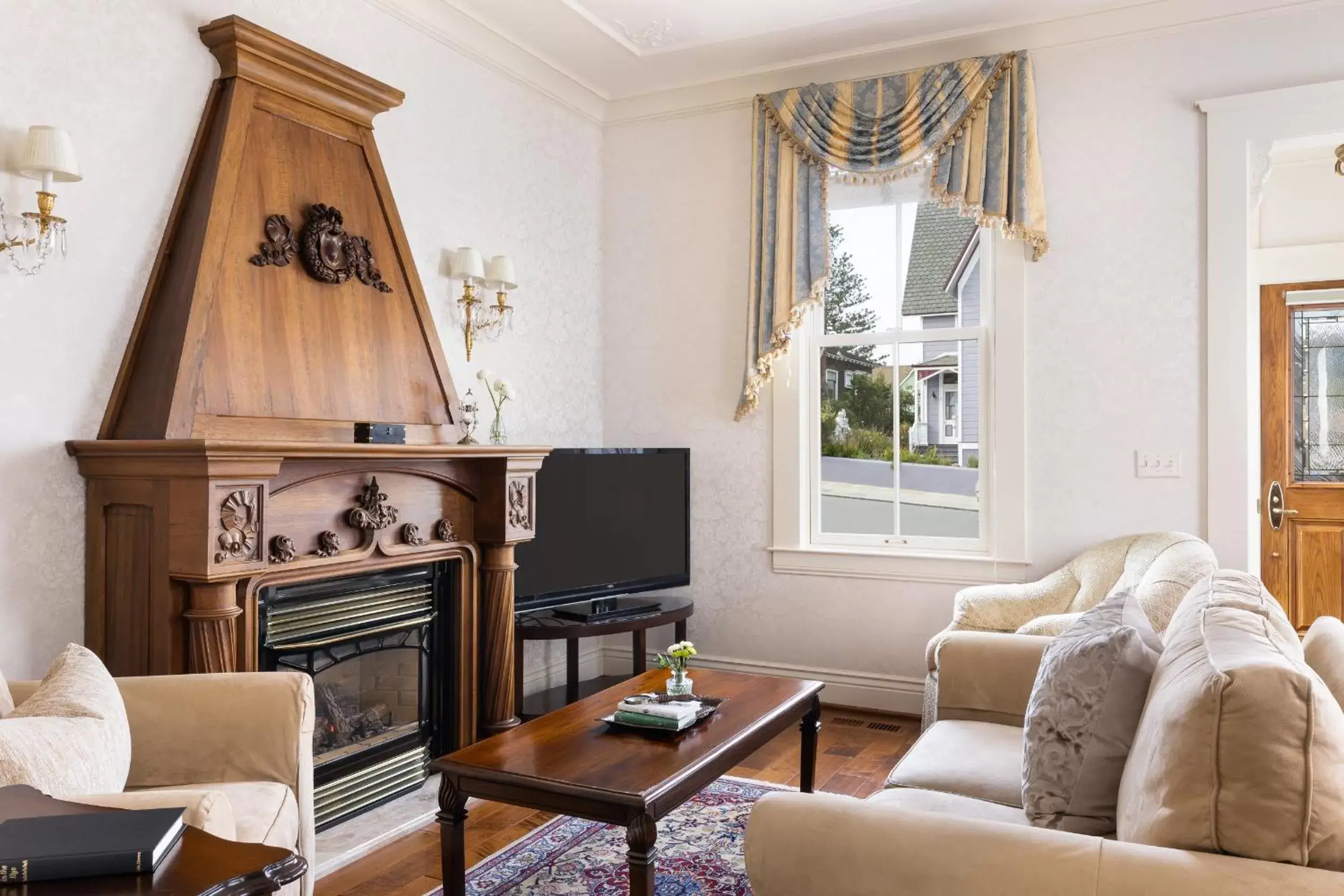 Living room, Seating Area in Seven Gables Inn on Monterey Bay, A Kirkwood Collection Hotel