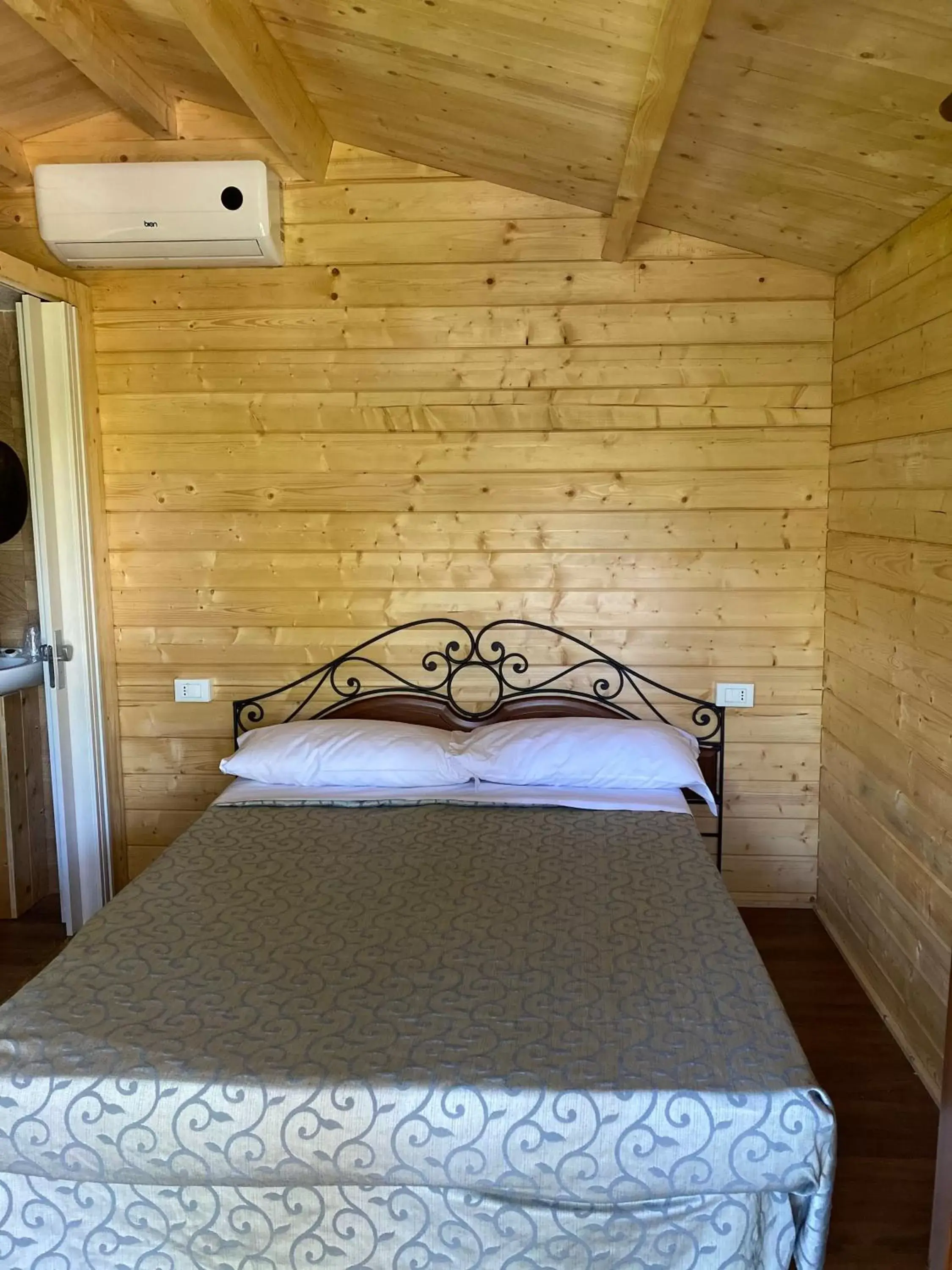 Bed in AgriCamping AlbaVillage Hotel & Wellness