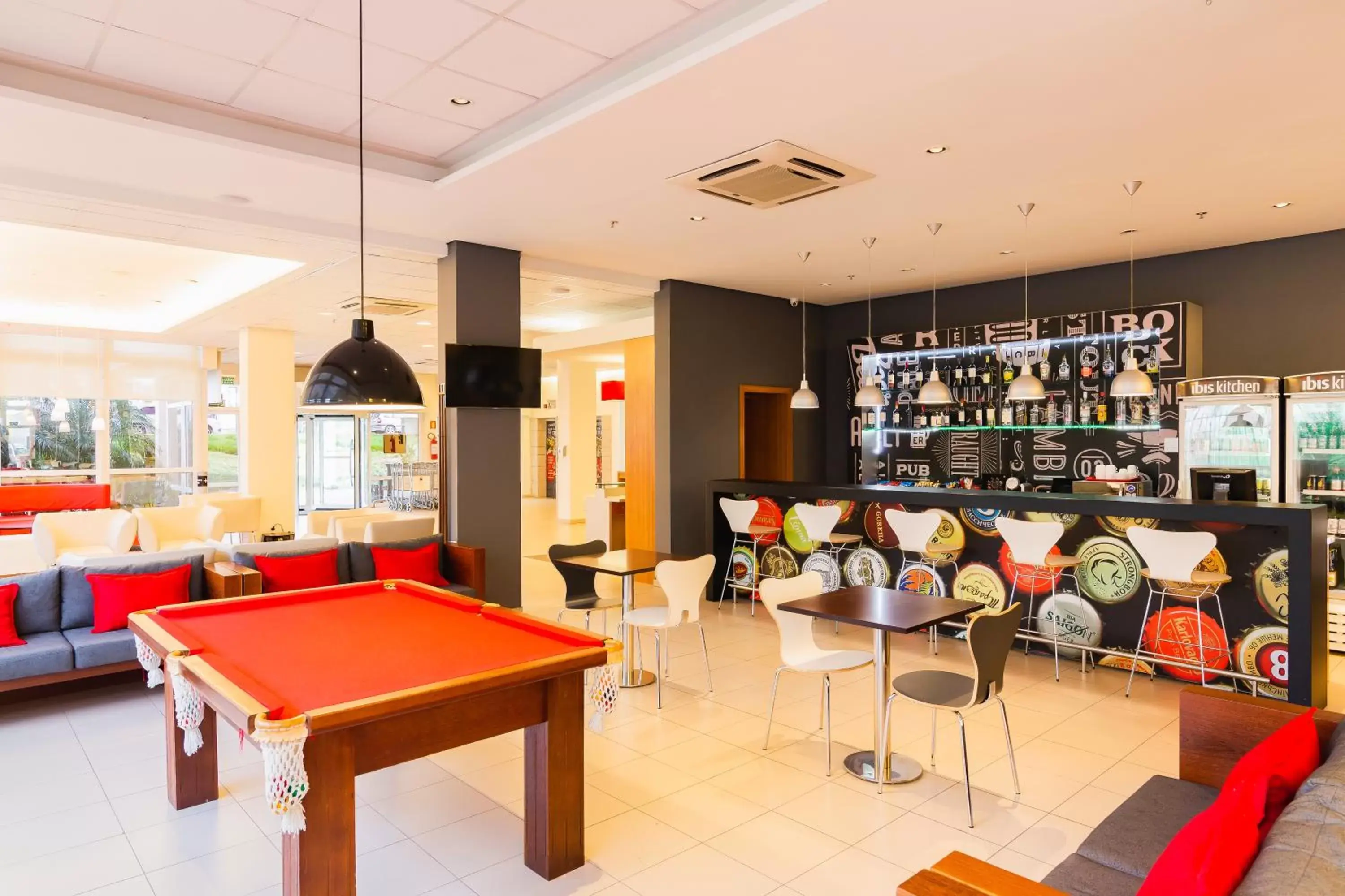 Lounge or bar, Billiards in ibis Canoas Shopping