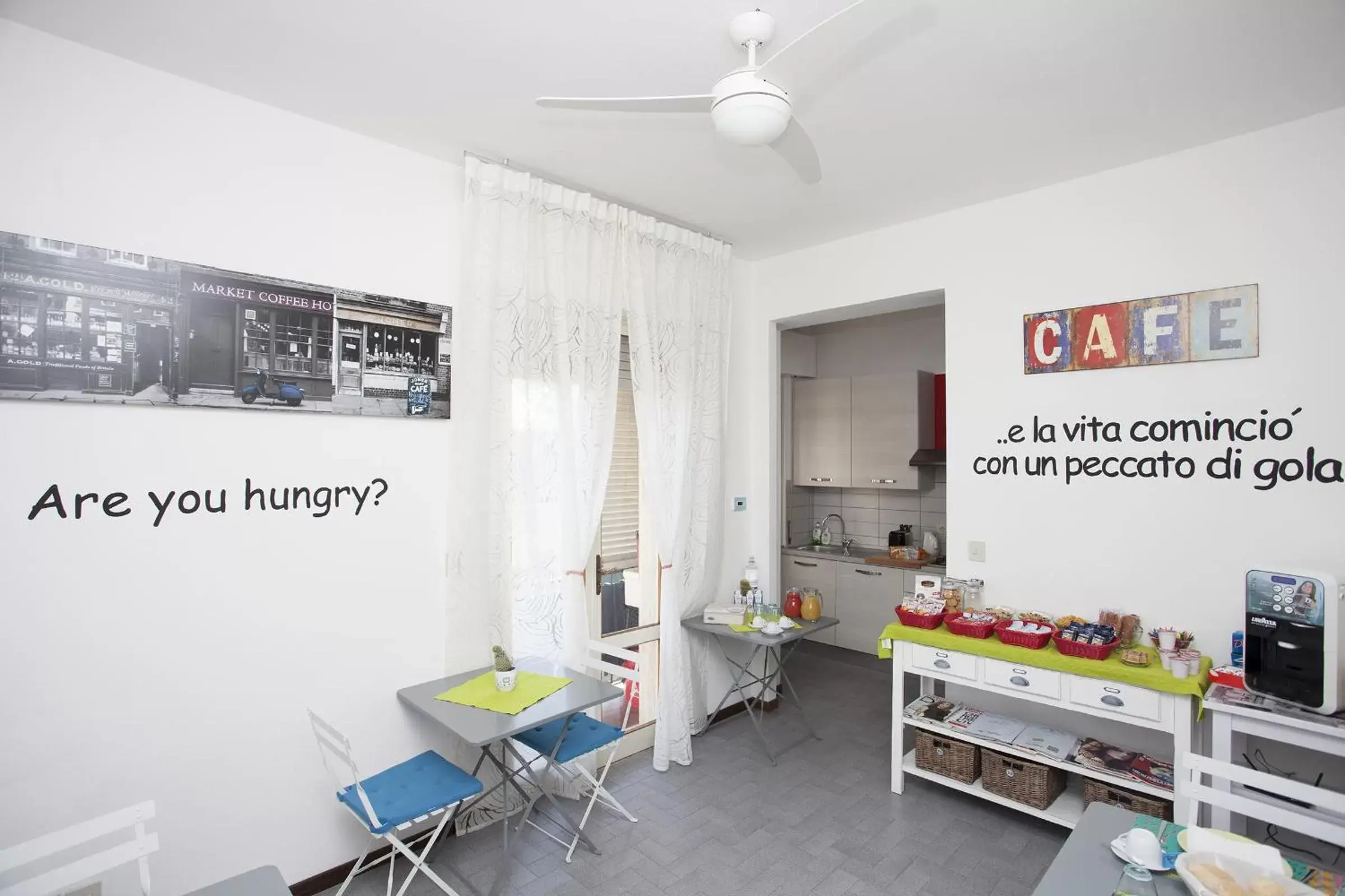 Dining area in B&B Cento Passi Dalle Mura