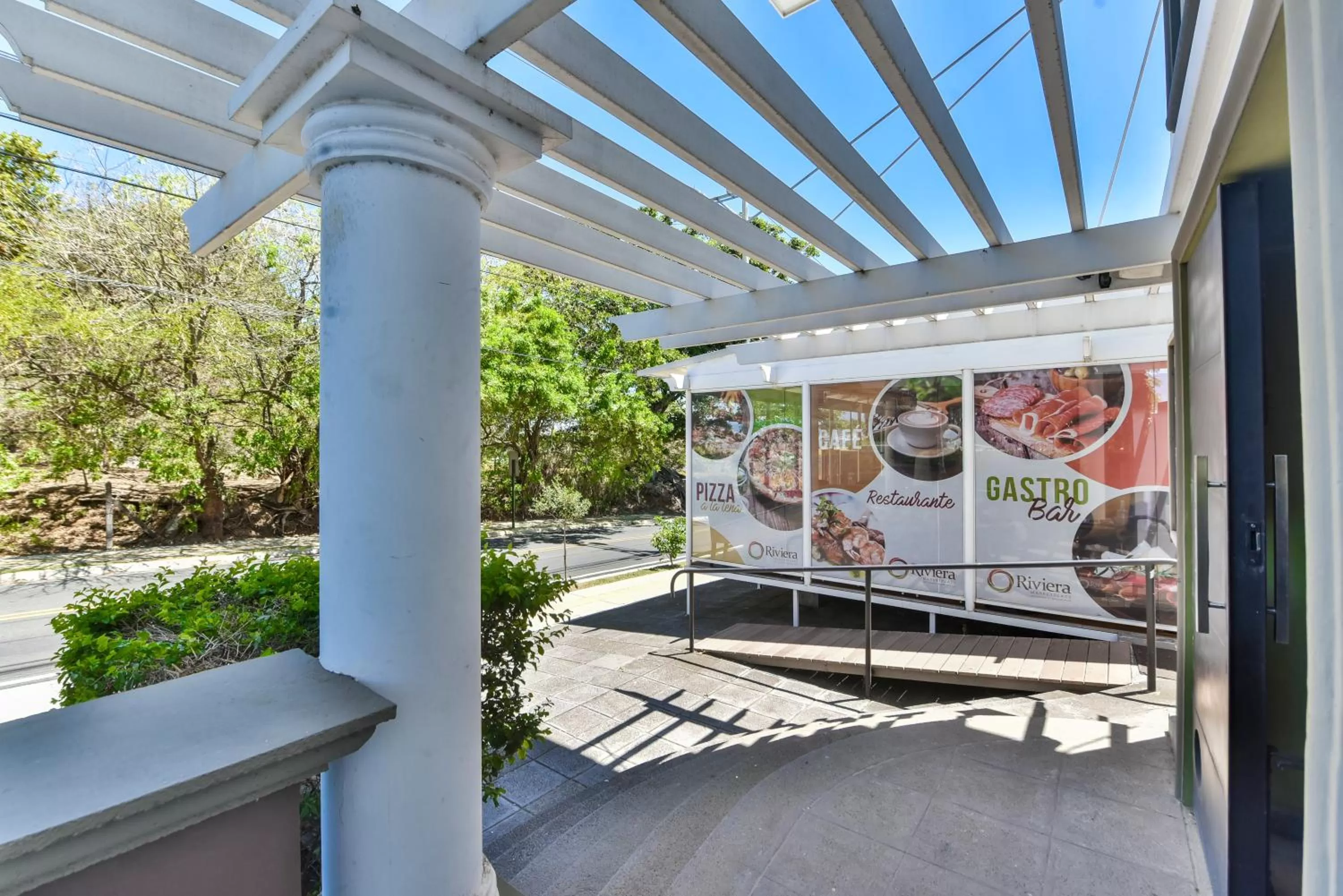 Balcony/Terrace in La Riviera Hotel