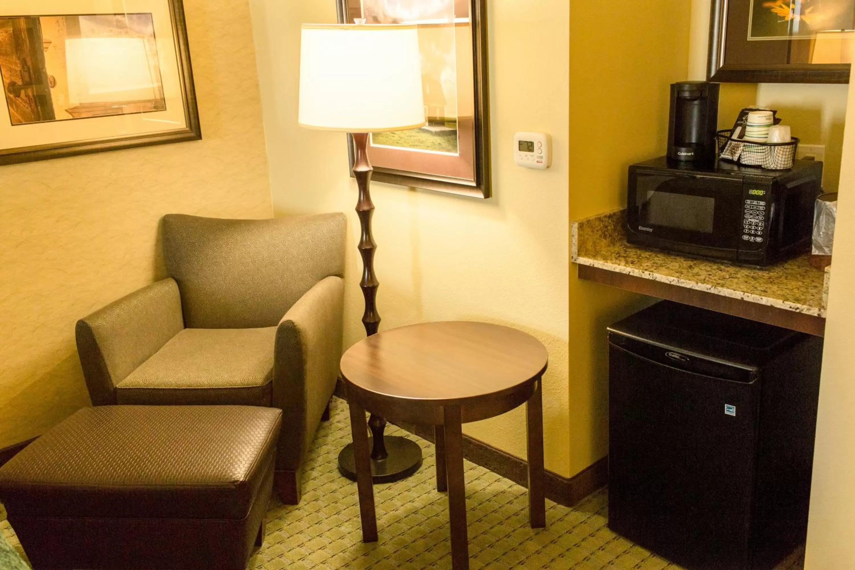 Seating area in Little Missouri Inn & Suites New Town