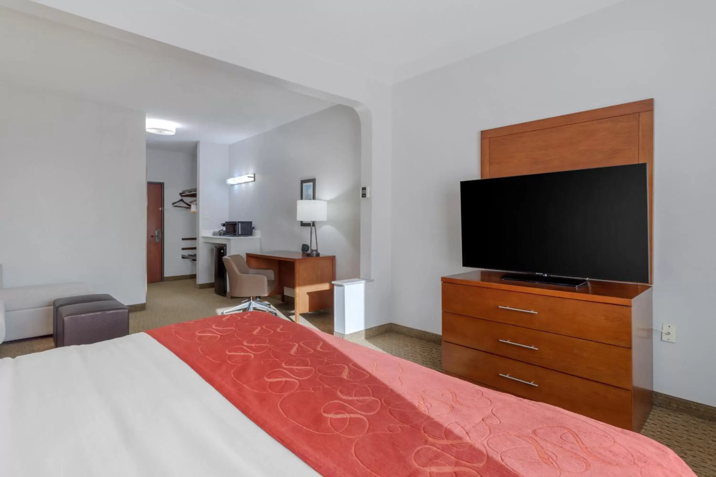 Bed, TV/Entertainment Center in Comfort Suites La Porte