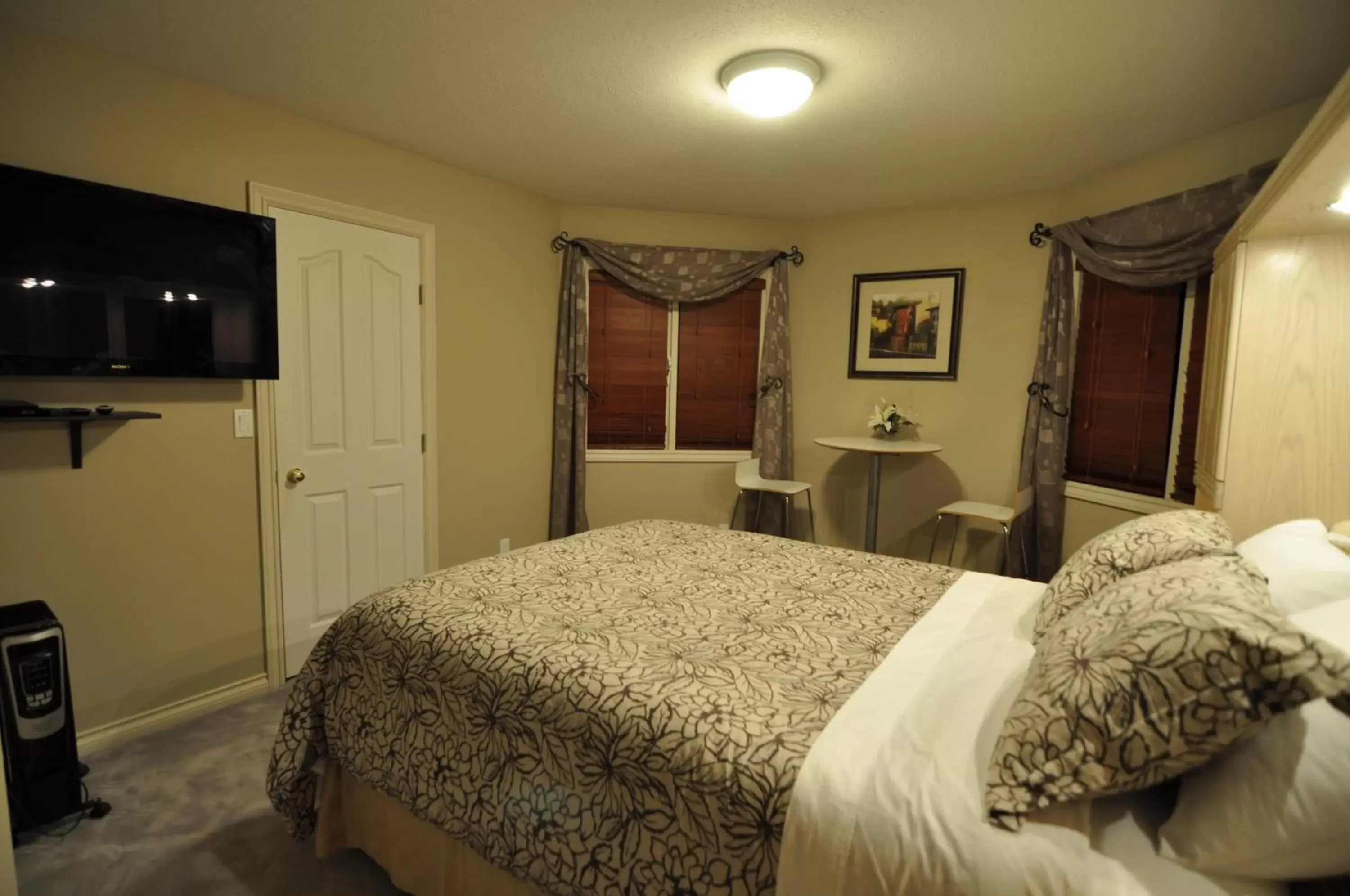 TV and multimedia, Bed in Cornerstone Bed and Breakfast