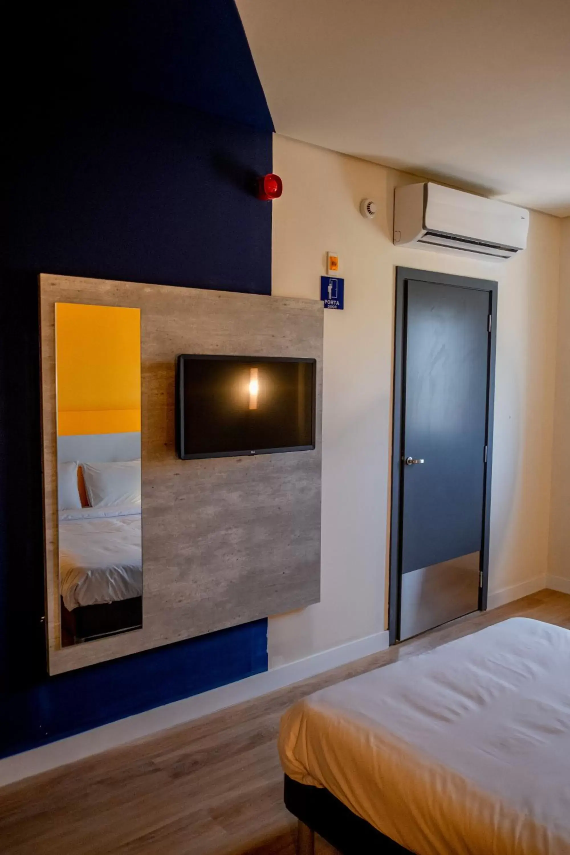 Bed, TV/Entertainment Center in ibis budget Leme SP