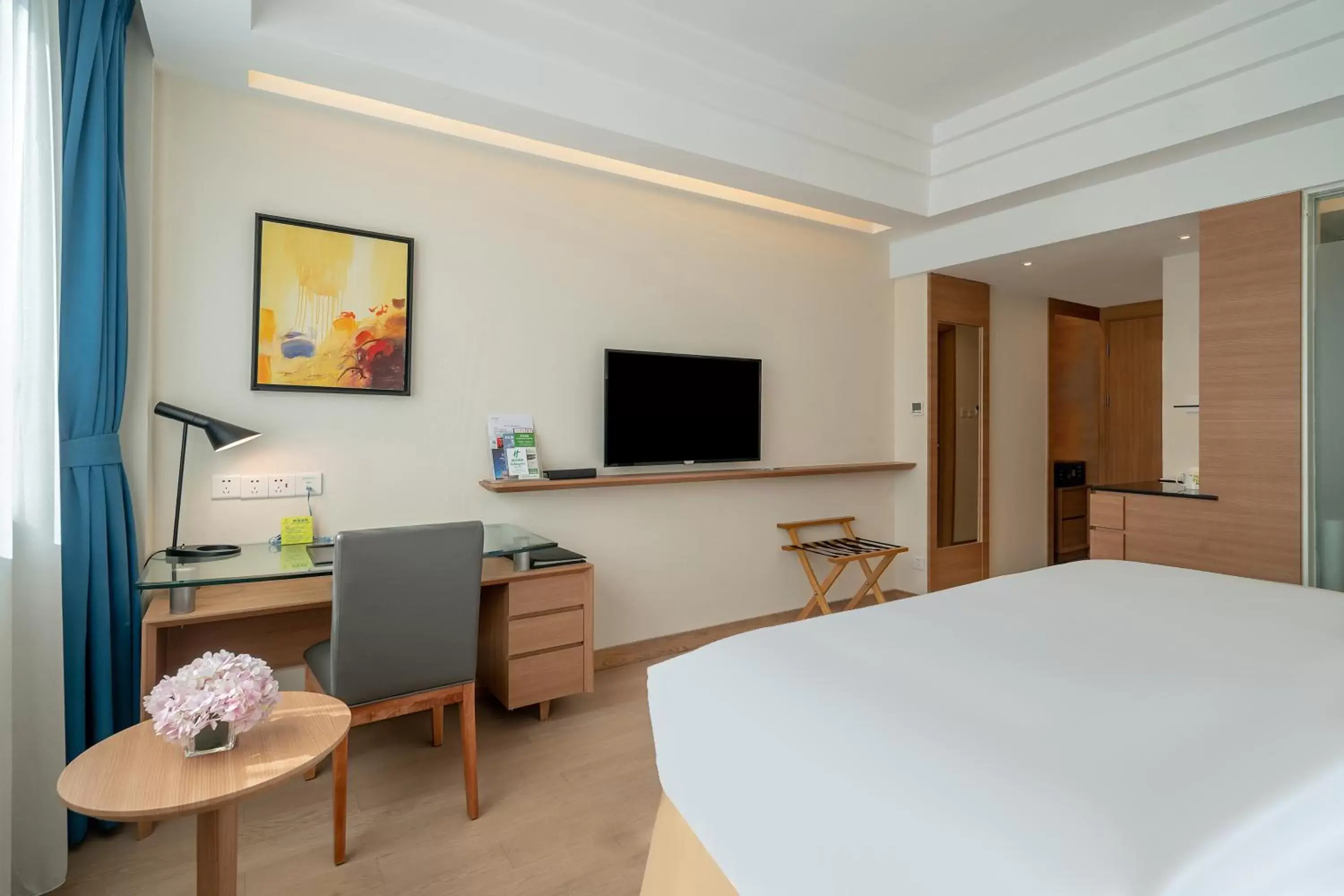 Bed in Holiday Inn Shanghai Hongqiao Central, an IHG Hotel Bed in Holiday Inn Shanghai Hongqiao Central, an IHG Hotel