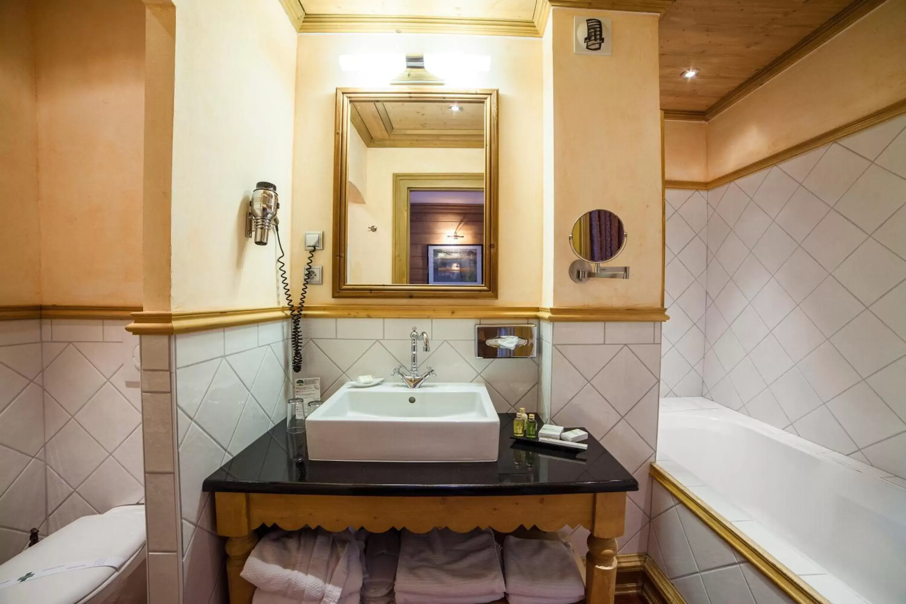 Bathroom in Hôtel Restaurant Spa Les Jardins De Sophie