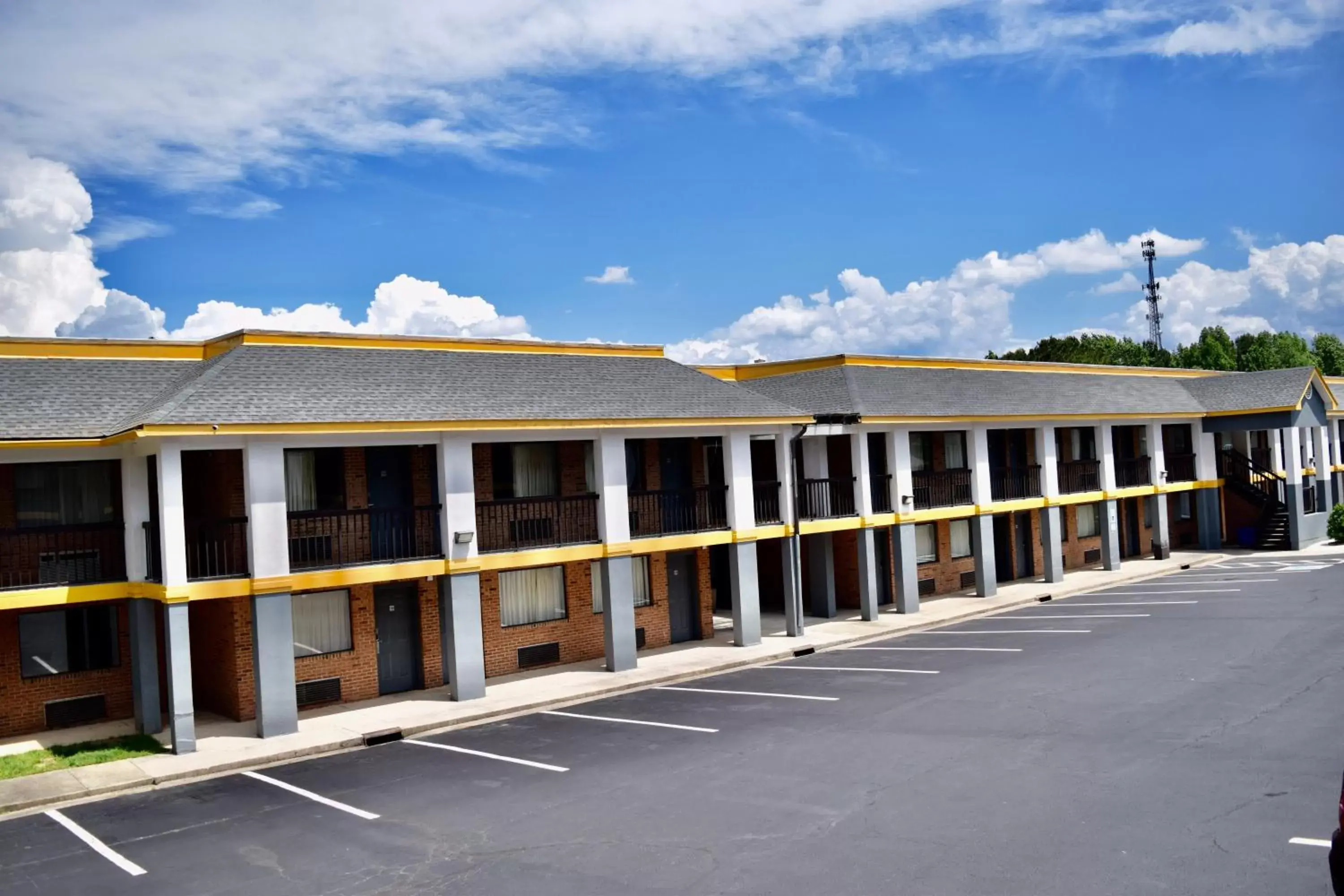 Property Building in Econo Lodge Sanford NC