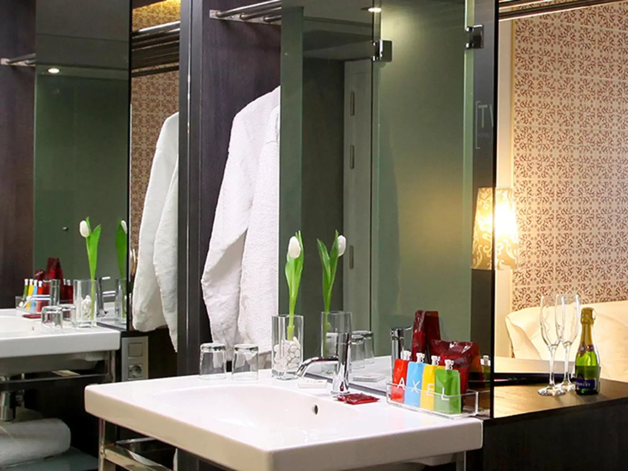 Bathroom, Restaurant/Places to Eat in TWO Hotel Barcelona by Axel 4* Sup- Adults Only