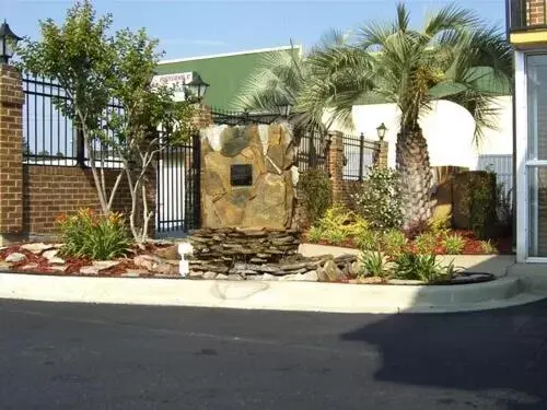 Facade/entrance, Property Building in Travelers Inn & Suites