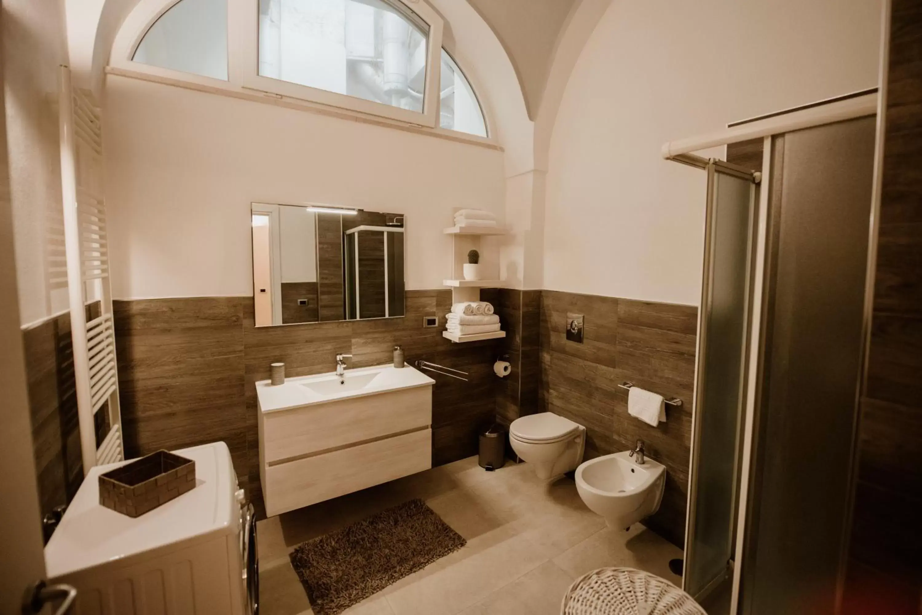 Shower, Bathroom in Pacuvius Home Suite B&B