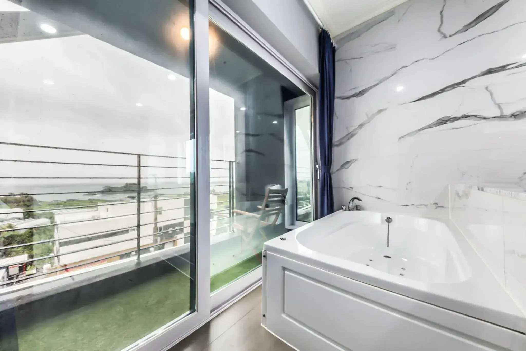 Balcony/Terrace, Bathroom in GLADSHEIM HOTEL
