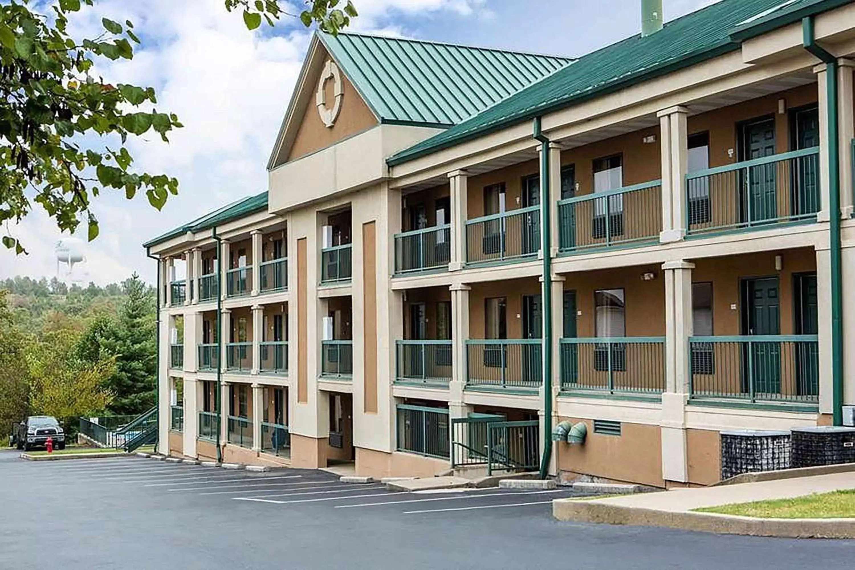 Property Building in Baymont by Wyndham Branson Thousand Hills