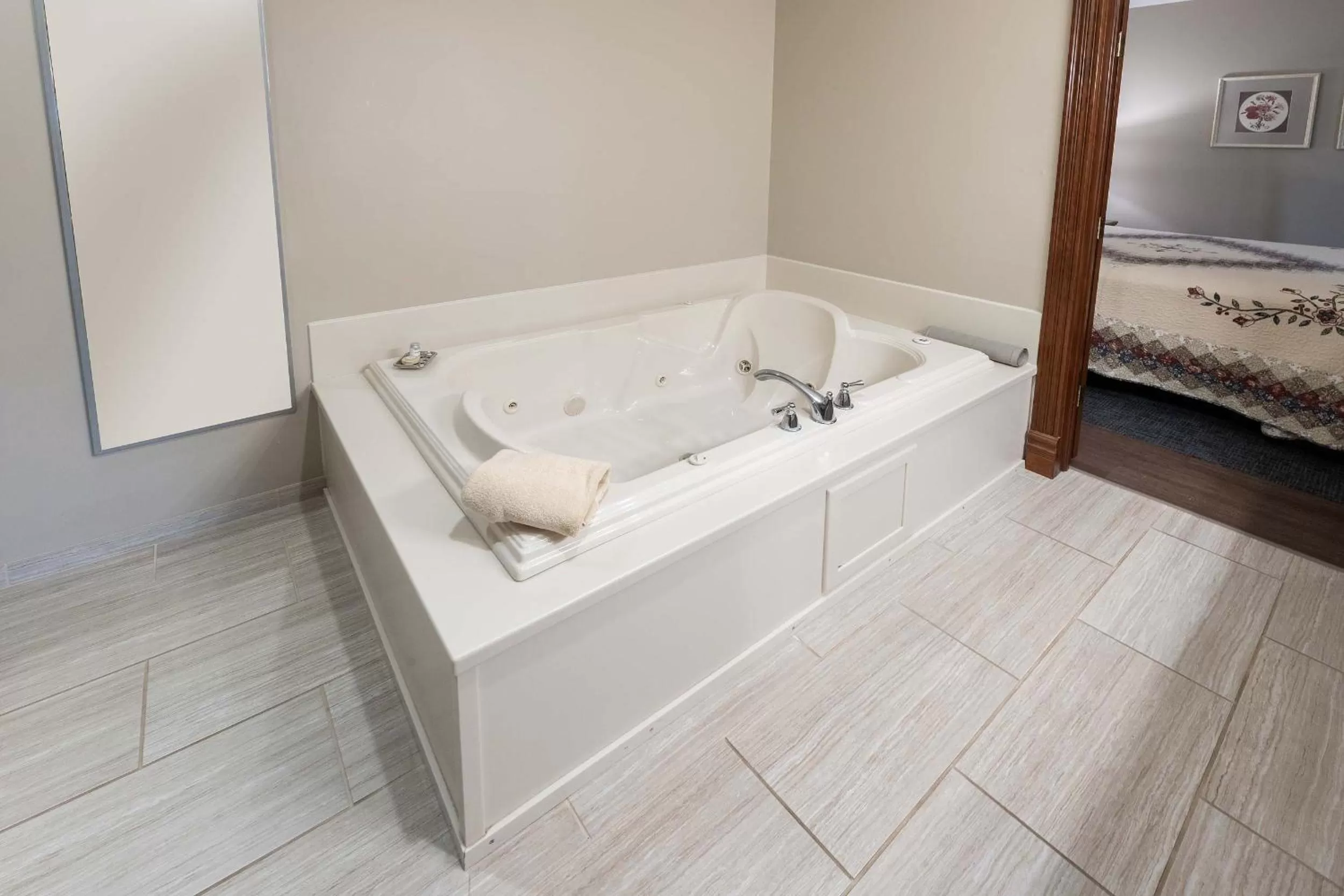 Bath, Bed in Carlisle Inn Walnut Creek