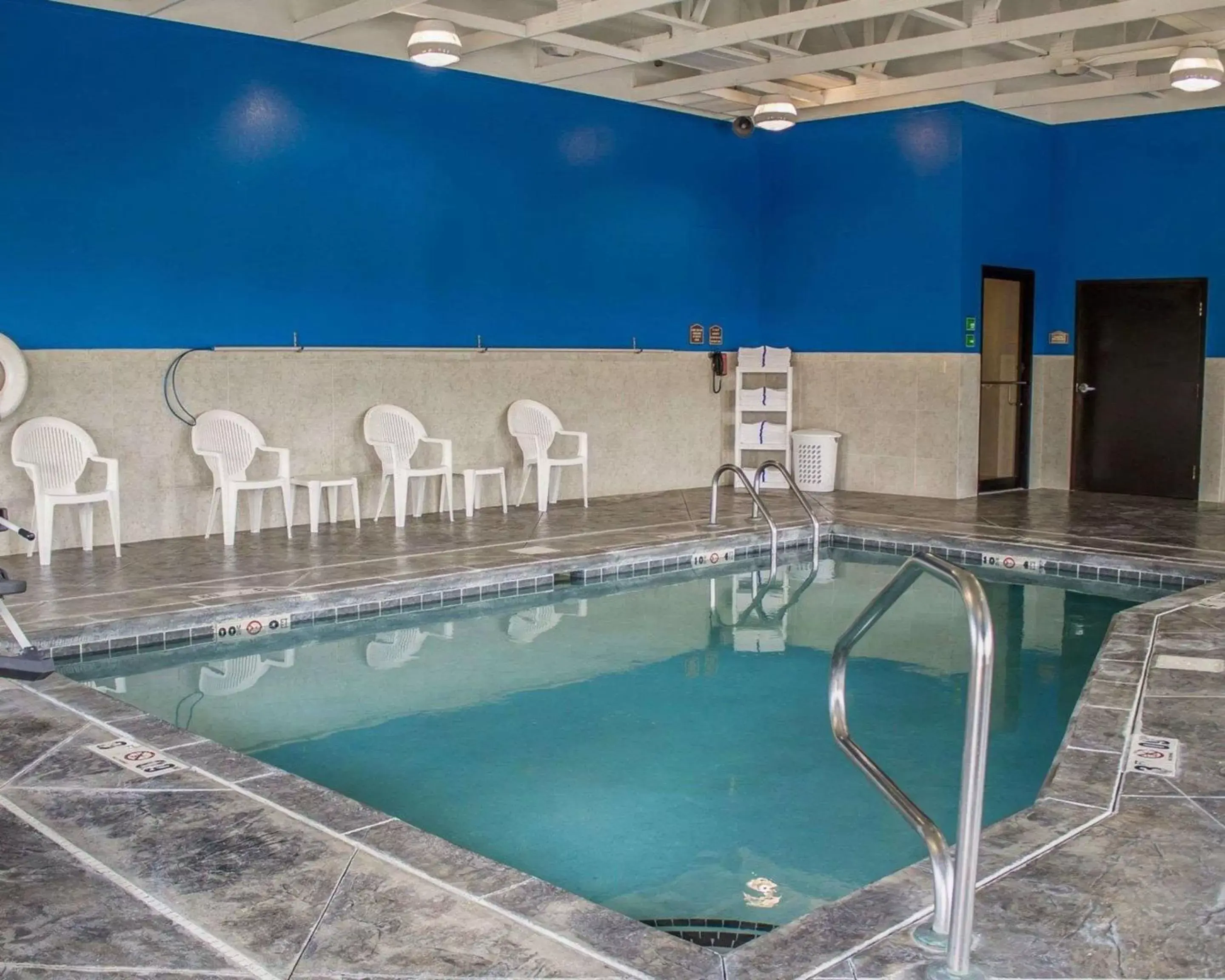 Swimming Pool in Comfort Suites Columbus East Broad