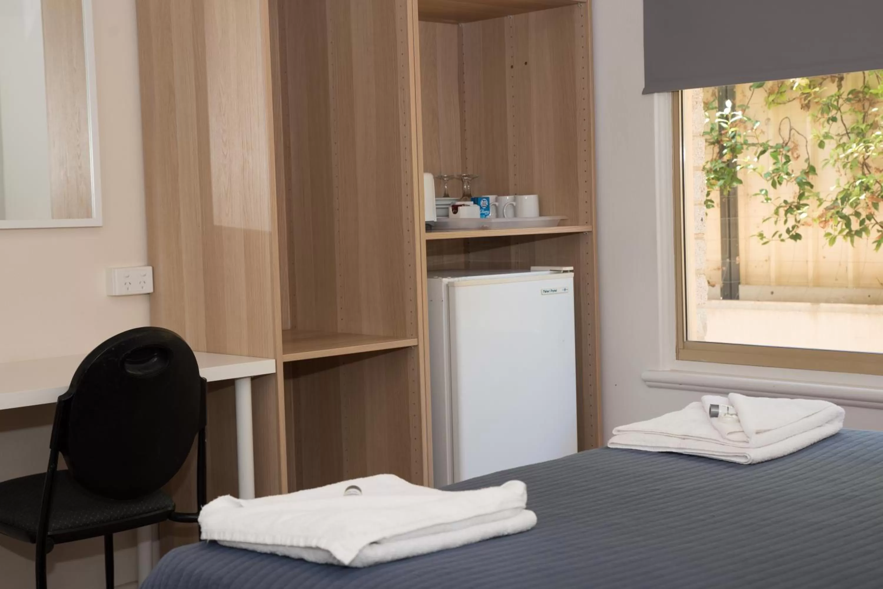 Kitchen or kitchenette, Bed in Jurien Bay Hotel Motel