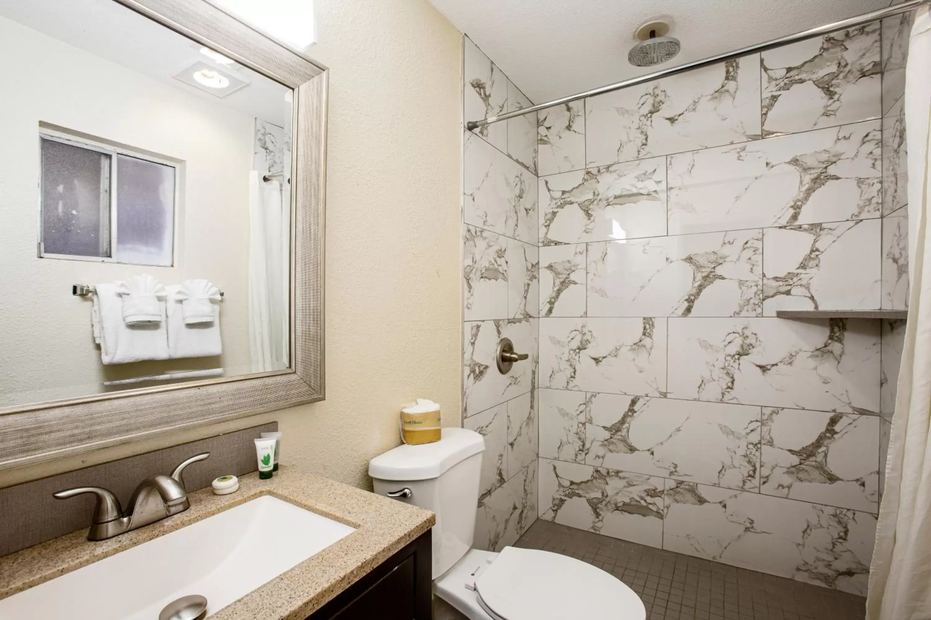 Shower, Bathroom in Hotel Aspen Flagstaff/ Grand Canyon InnSuites