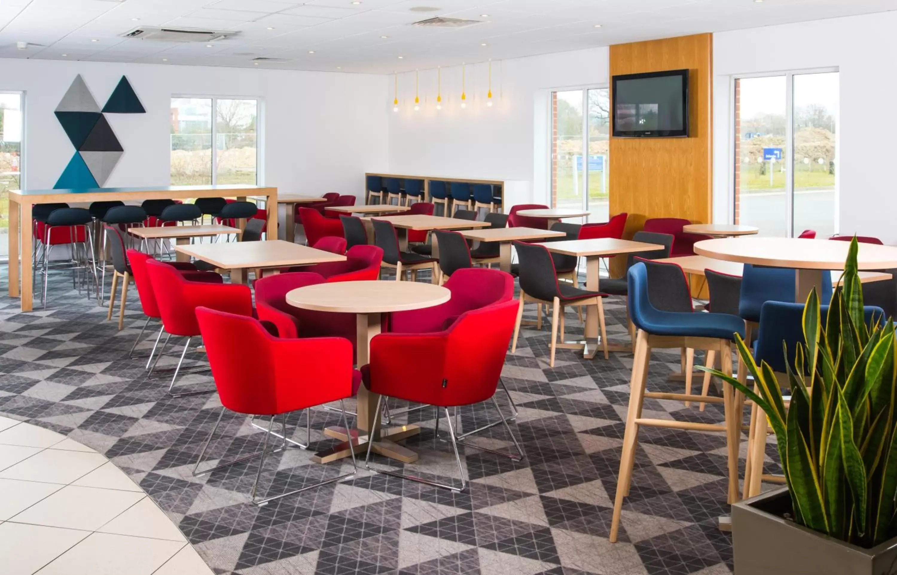 Lobby or reception, Restaurant/Places to Eat in Holiday Inn Express Southampton West, an IHG Hotel