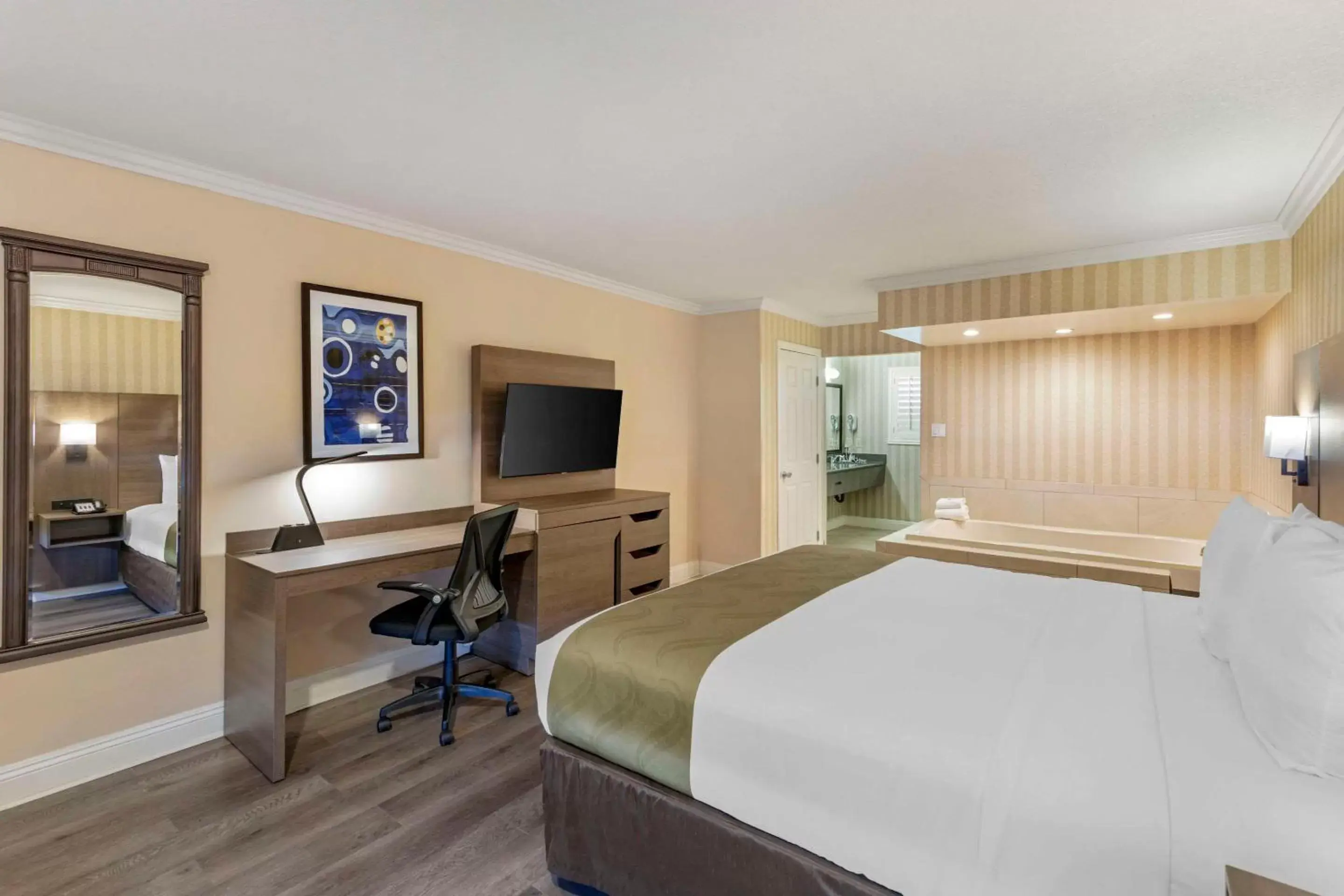 Bedroom in Quality Inn & Suites Anaheim Maingate