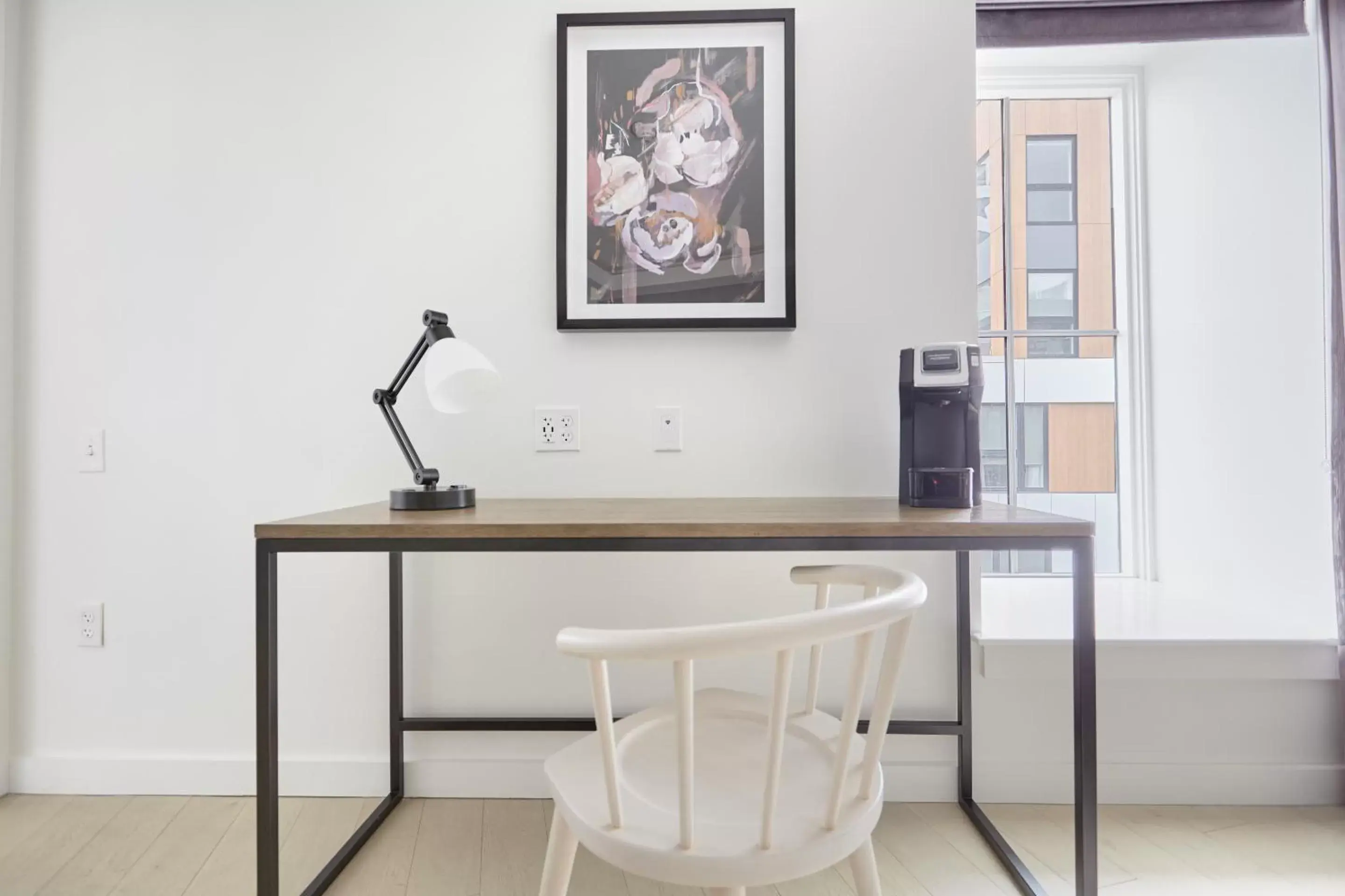 Living room, Kitchen/Kitchenette in Sonder 907 Main