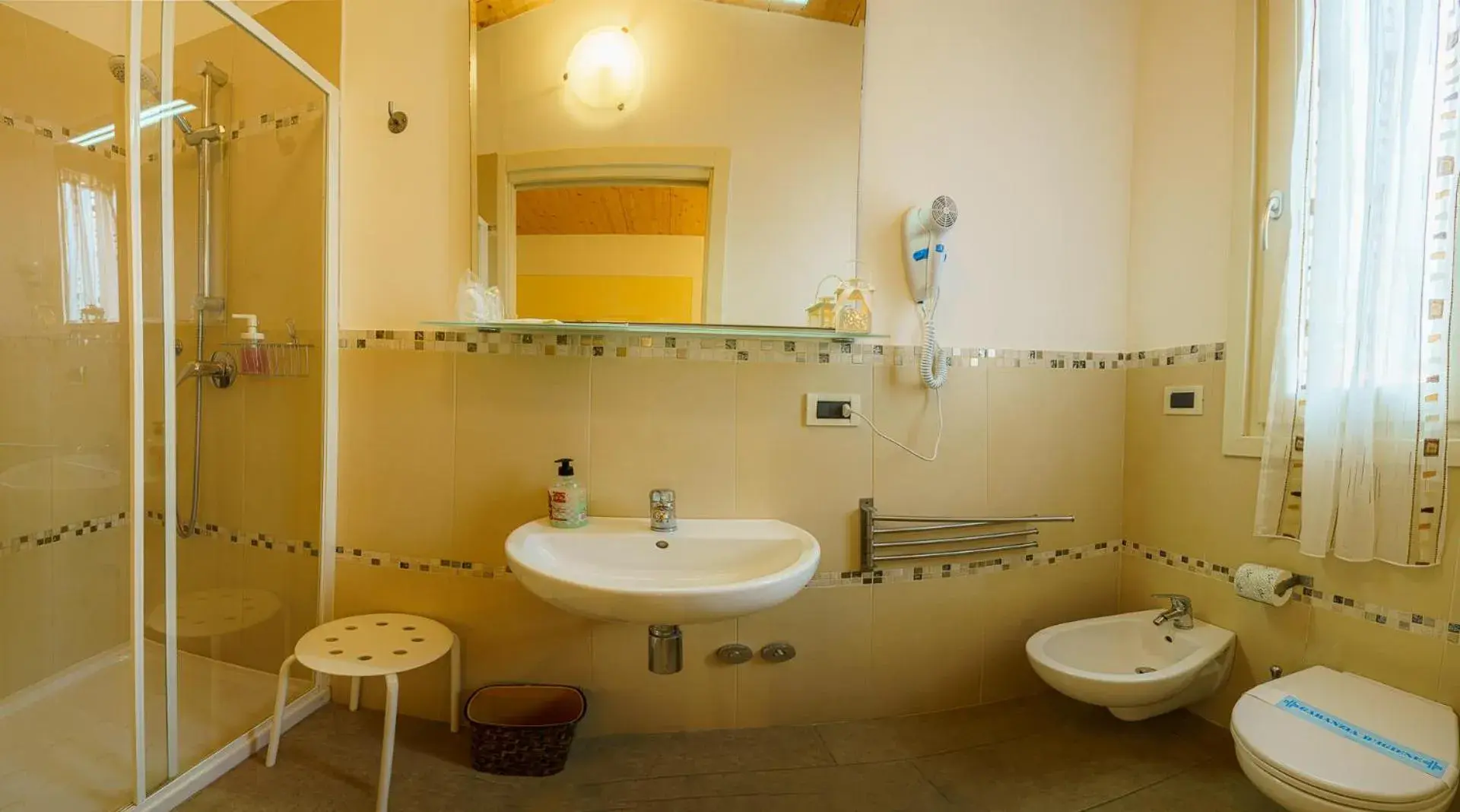 Bathroom in Albergo La Lampara