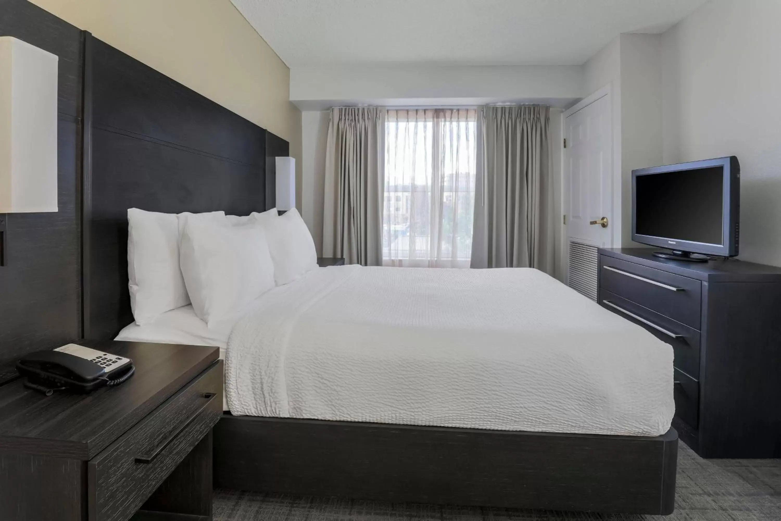 Bedroom, TV/Entertainment Center in Residence Inn by Marriott Denver Golden/Red Rocks