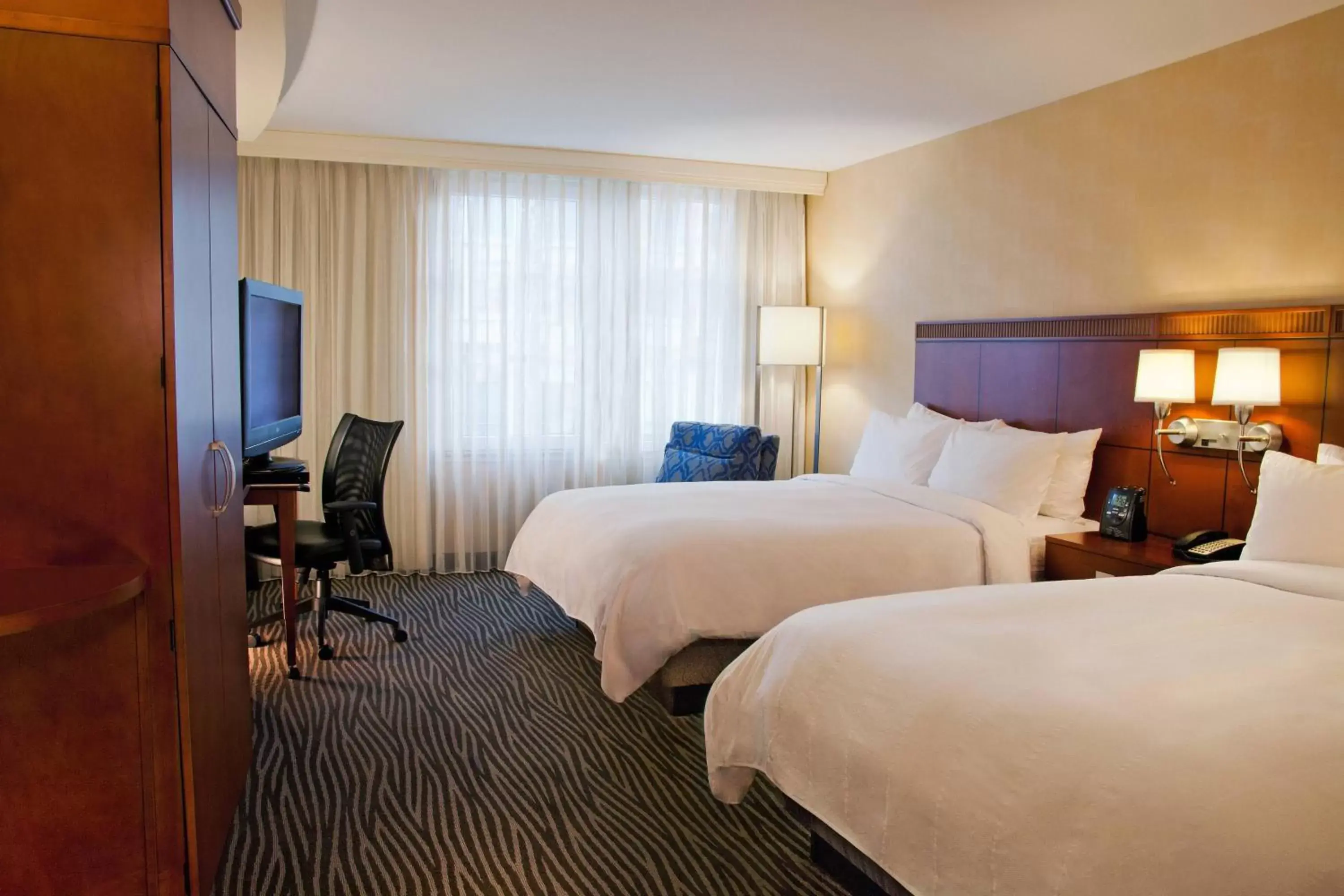 Photo of the whole room, Bed in Courtyard by Marriott Seattle Bellevue/Downtown